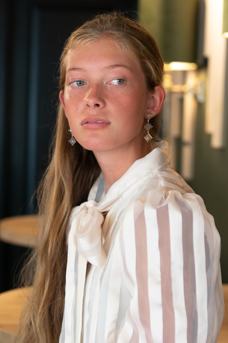 NOX Amsterdam Diamondfall 3 stones grijs chalcedoon oorbellen