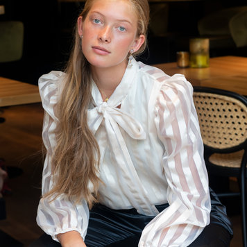 NOX Amsterdam Diamondfall 3 stones  grijs chalcedoon oorbellen