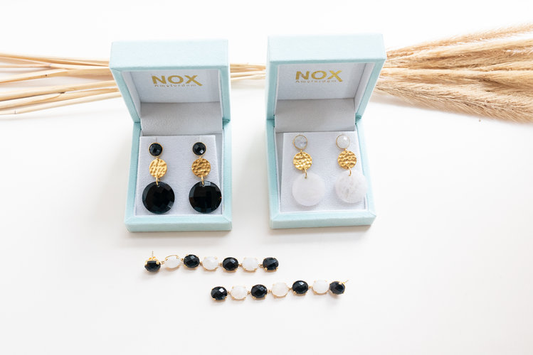NOX Amsterdam NOX multicolor long zwart & maansteen oorbellen