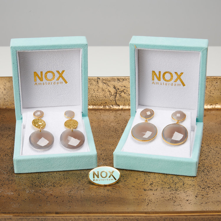 NOX Amsterdam NOX colored statement grijs chalcedoon oorbellen