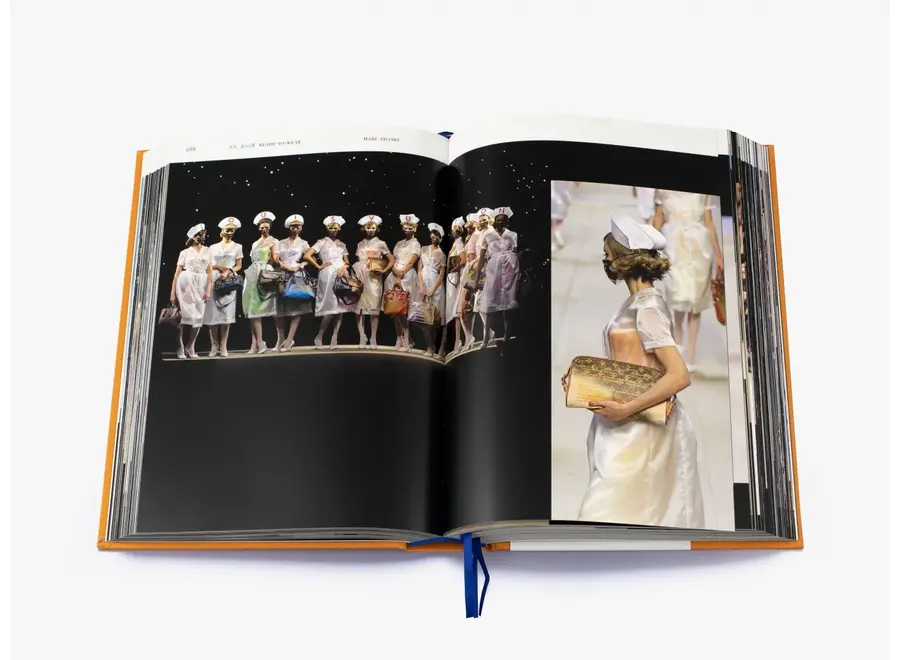 Tafelboek Louis Vuitton Catwalk + Boekenstandaard Zwart