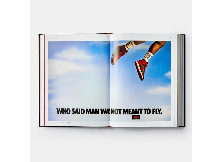 Tafelboek Soled Out: The Golden Age of Sneaker Advertising + Boekenstandaard Zwart