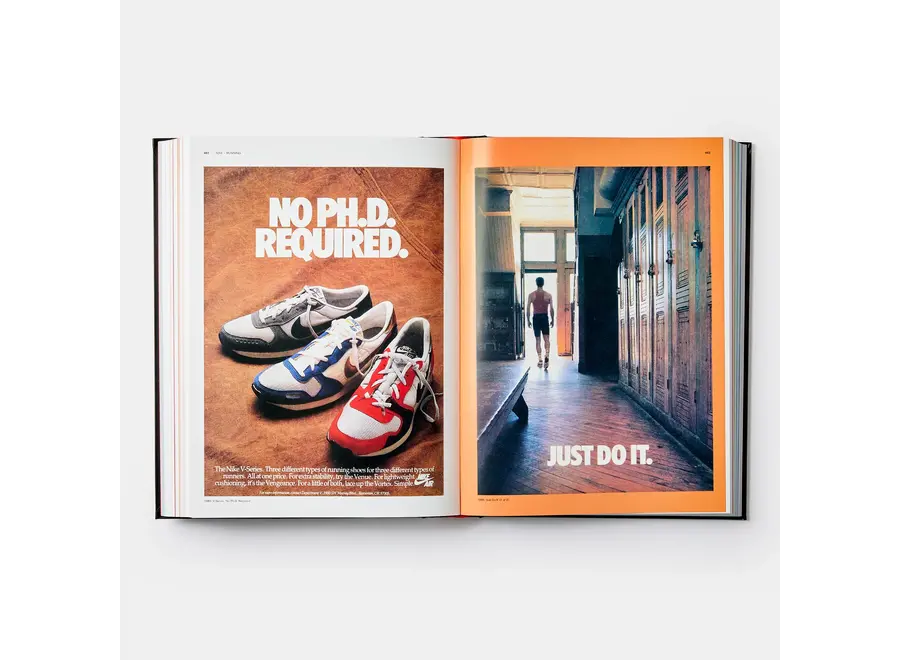 Tafelboek Soled Out: The Golden Age of Sneaker Advertising + Boekenstandaard Zwart