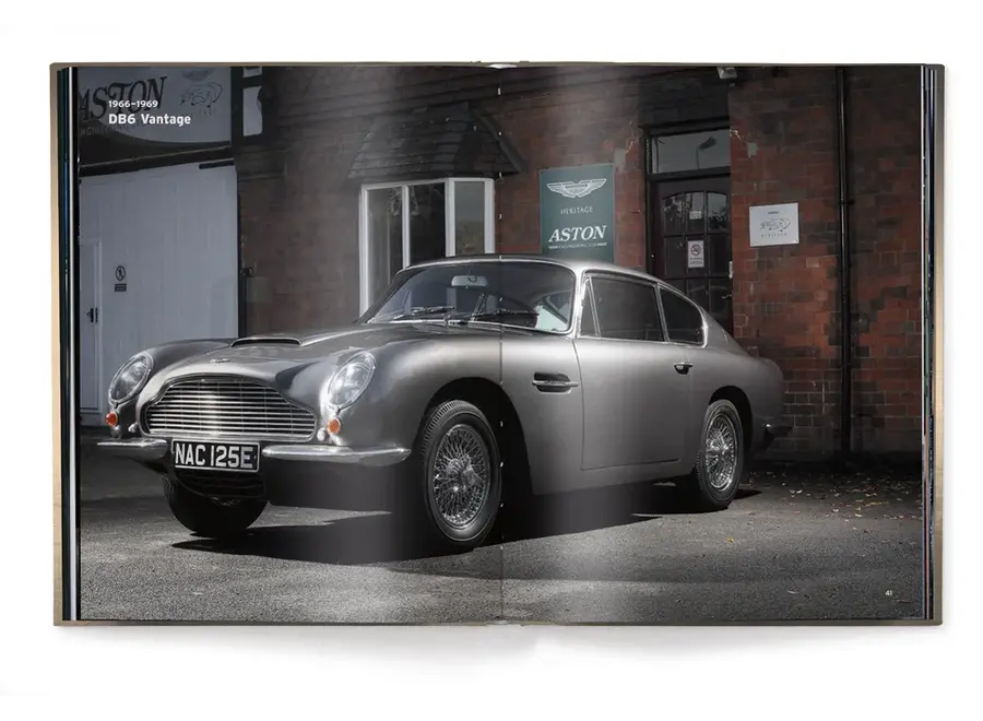 Tafelboek The Aston Martin Book + Boekenstandaard Transparant