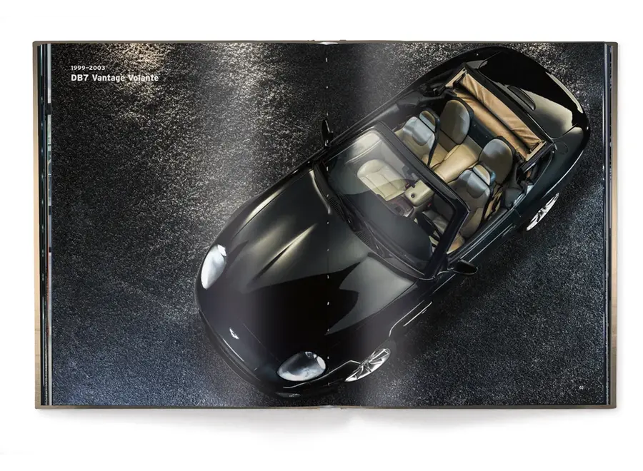 Tafelboek The Aston Martin Book + Boekenstandaard Transparant