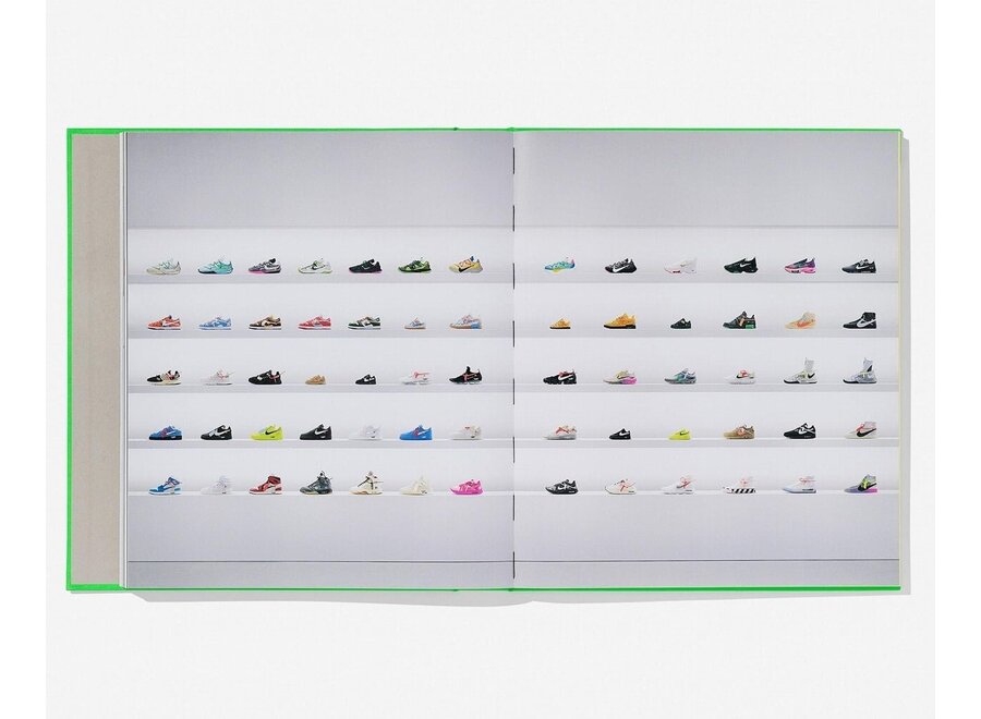 Tafelboek Virgil Abloh. Nike. ICONS + Boekenstandaard Zwart