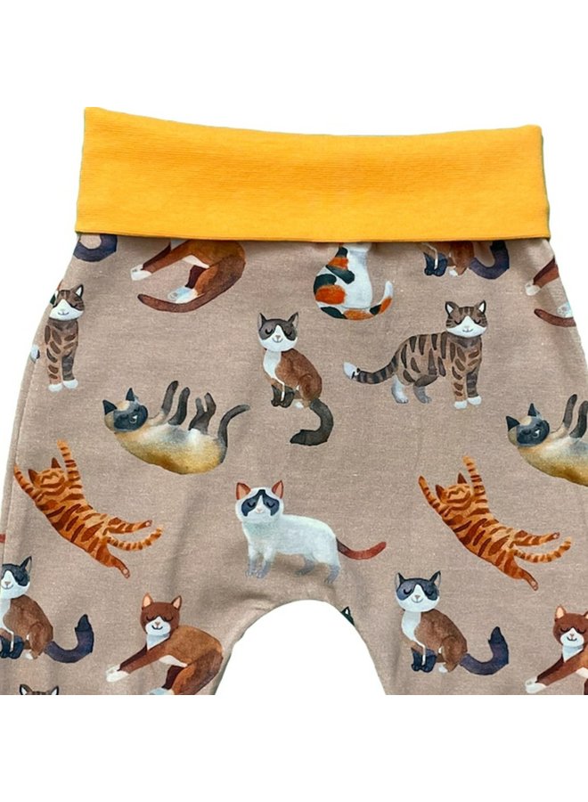 CURIOUS STORIES Hose braun mit Katzen allover Print aus Biobaumwolle