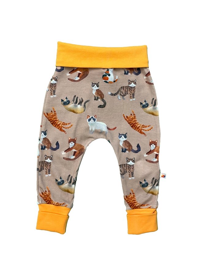 CURIOUS STORIES Hose braun mit Katzen allover Print aus Biobaumwolle