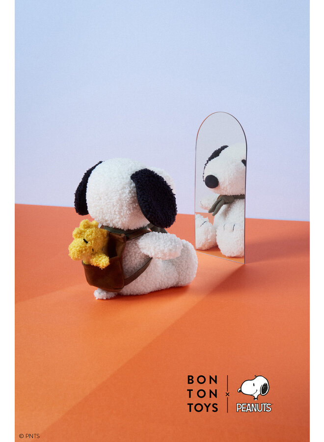 Snoopy sitzend mit Rucksack und Woodstock von Peanuts x Bon Ton Toys – 20cm