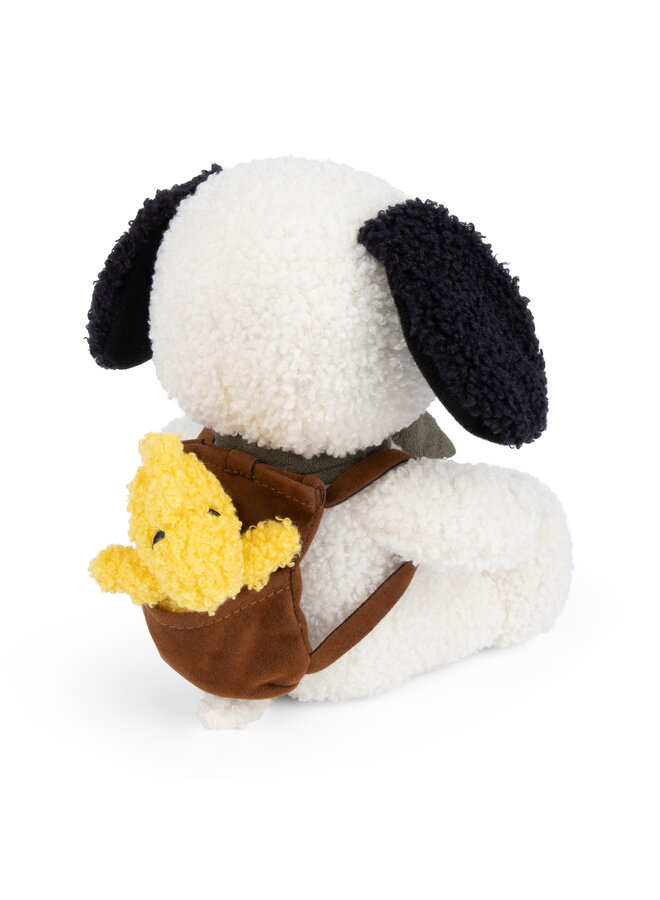 Snoopy sitzend mit Rucksack und Woodstock von Peanuts x Bon Ton Toys – 20cm