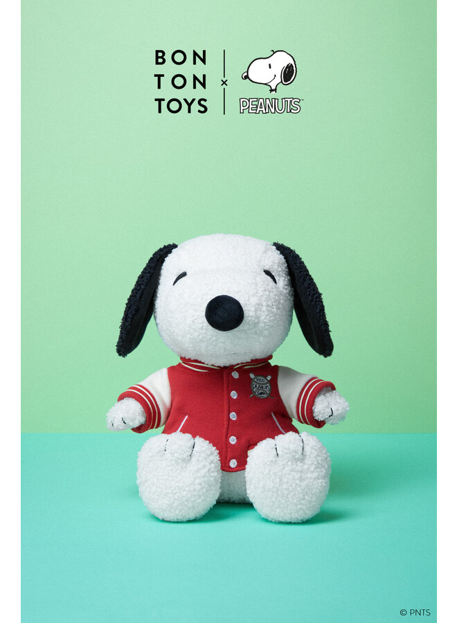 Snoopy mit roter College Jacke 25cm  von Peanuts x Bon Ton Toys – Ein Kuschelfreund mit Stil
