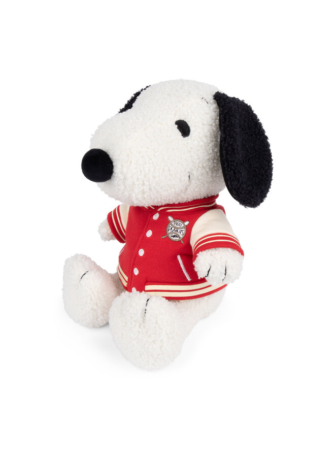 Snoopy mit roter College Jacke 25cm  von Peanuts x Bon Ton Toys – Ein Kuschelfreund mit Stil