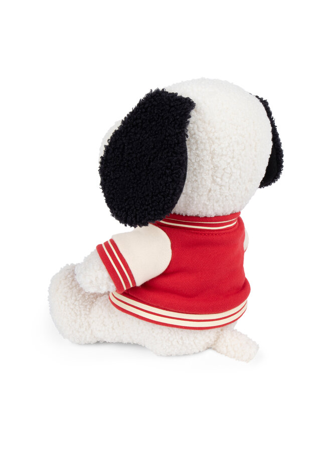 Snoopy mit roter College Jacke 25cm  von Peanuts x Bon Ton Toys – Ein Kuschelfreund mit Stil