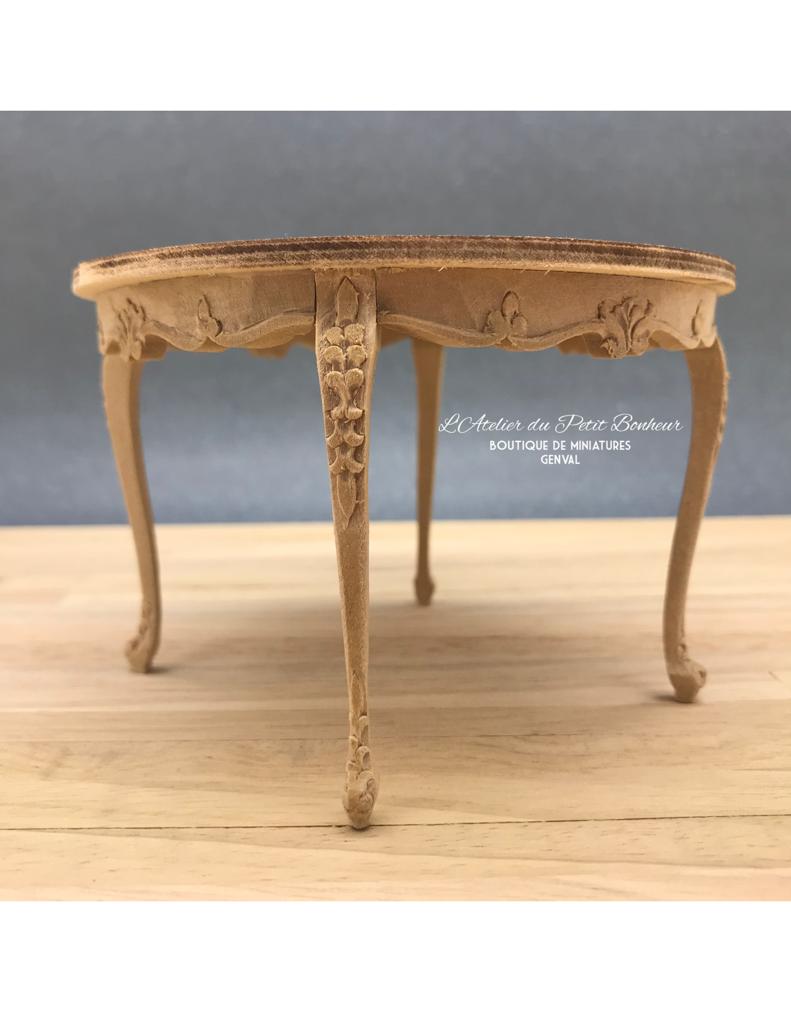 Table ronde sculptée miniature 1:12