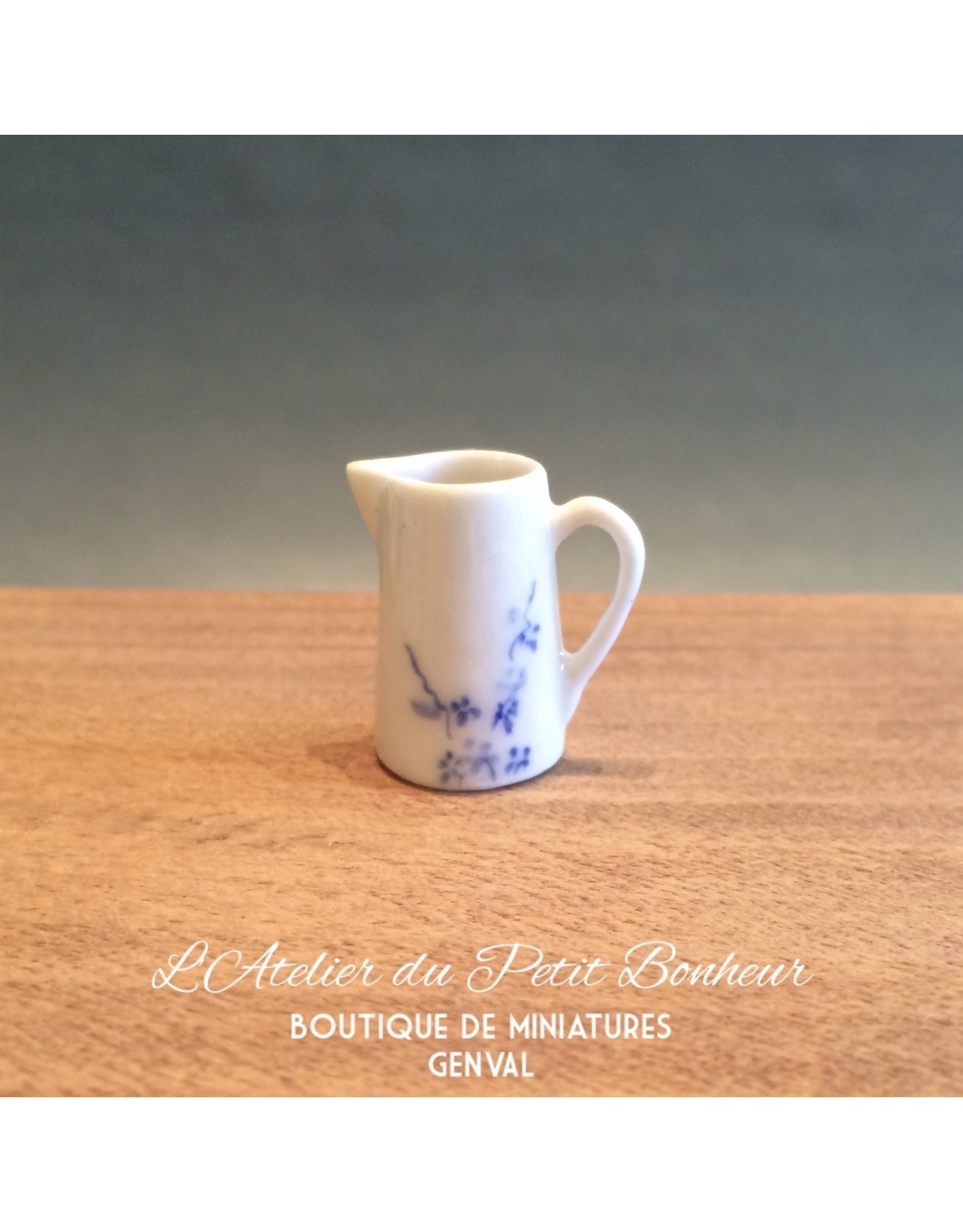 CI International Porcelain Cruche à lait blanche et bleue miniature 1:12