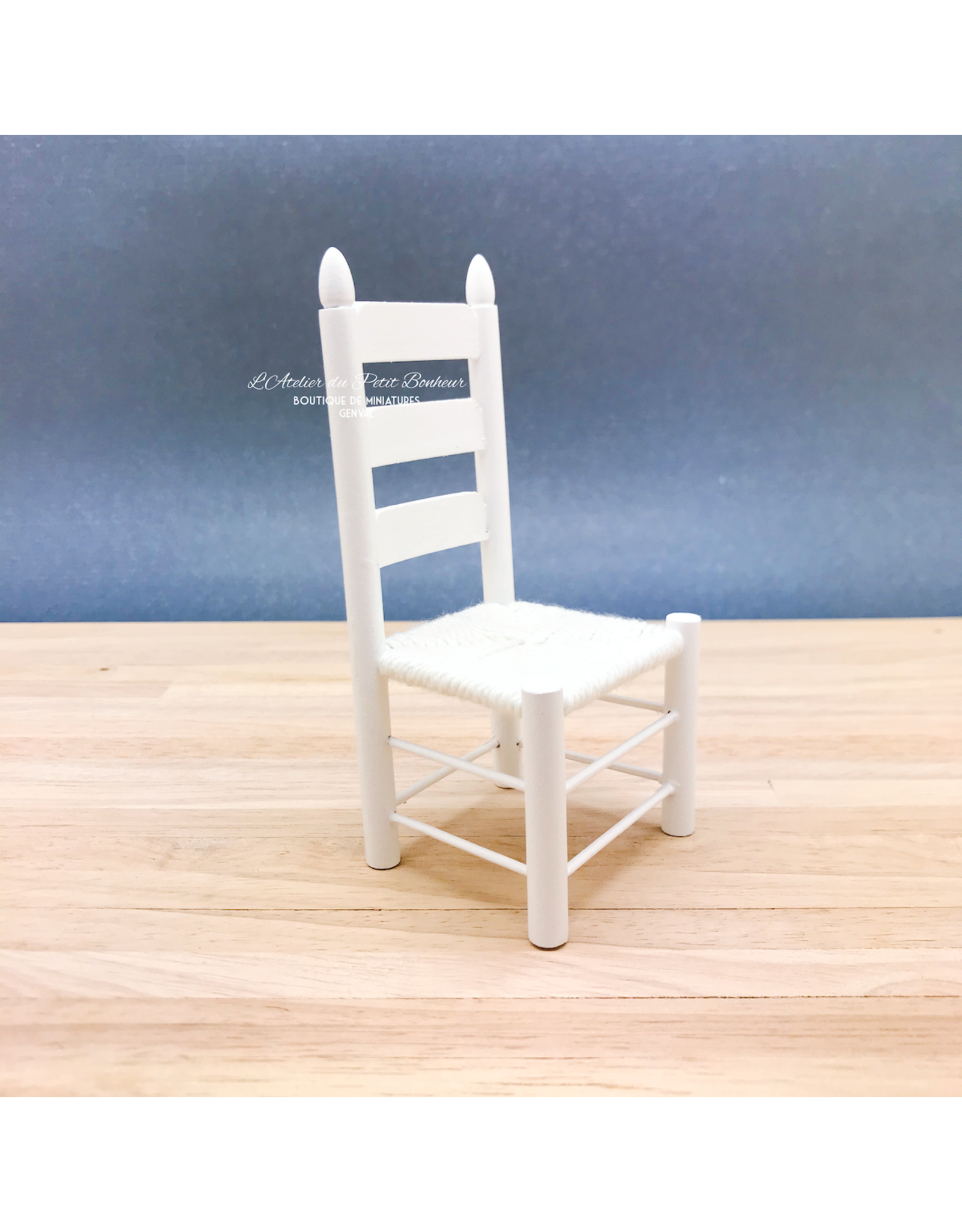 Chaise paillée blanche miniature 1:12