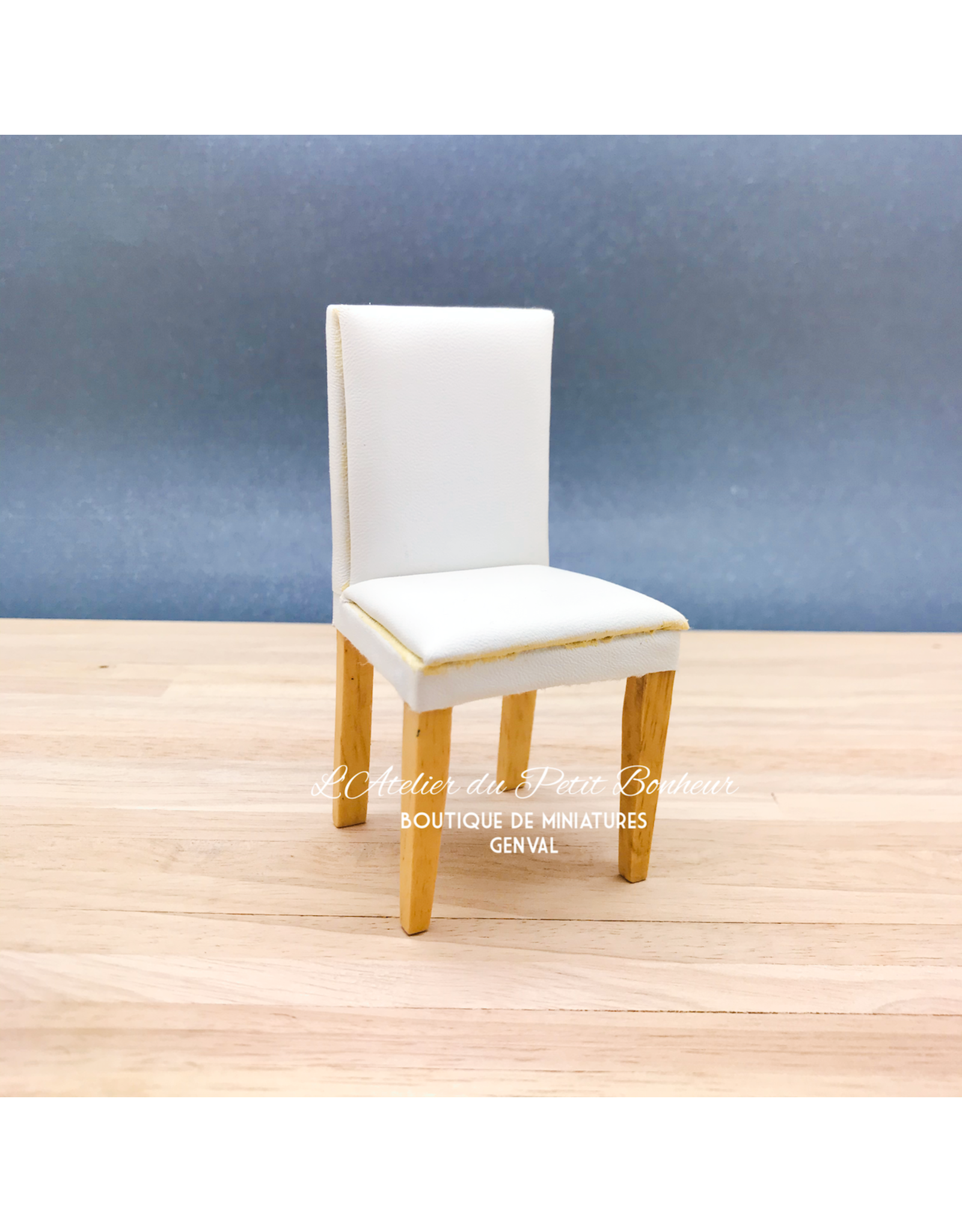 Chaise moderne en cuir blanche miniature 1:12