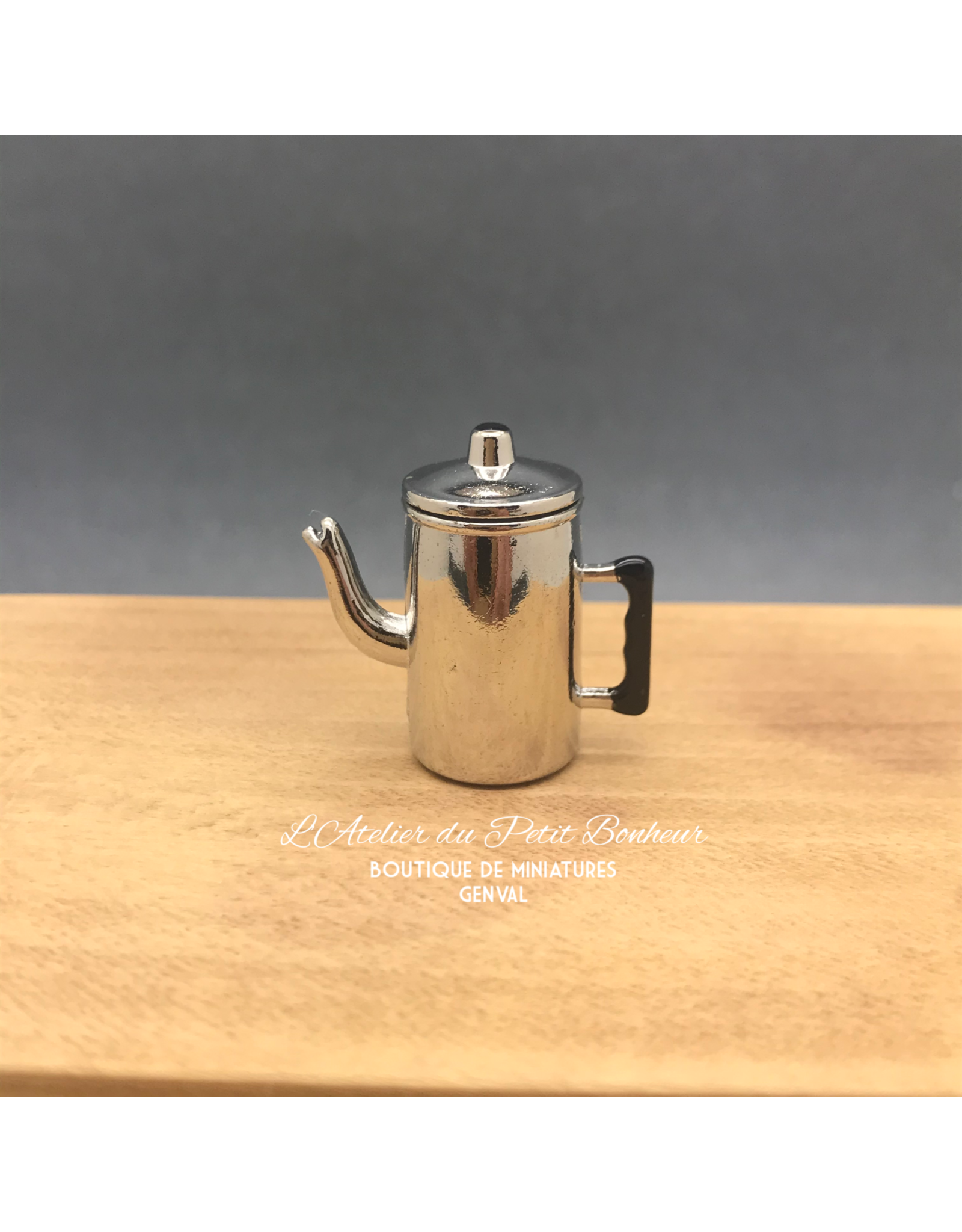 Cafetière en métal miniature 1:12