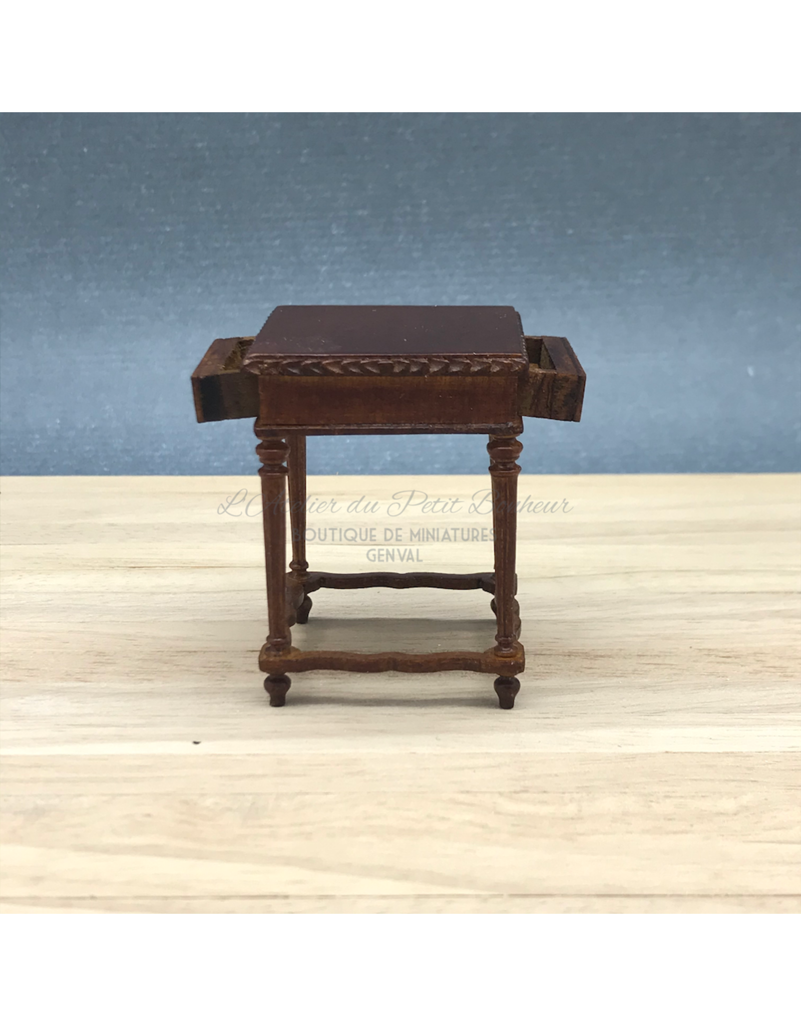 Table d'appoint en noyer miniature 1:12
