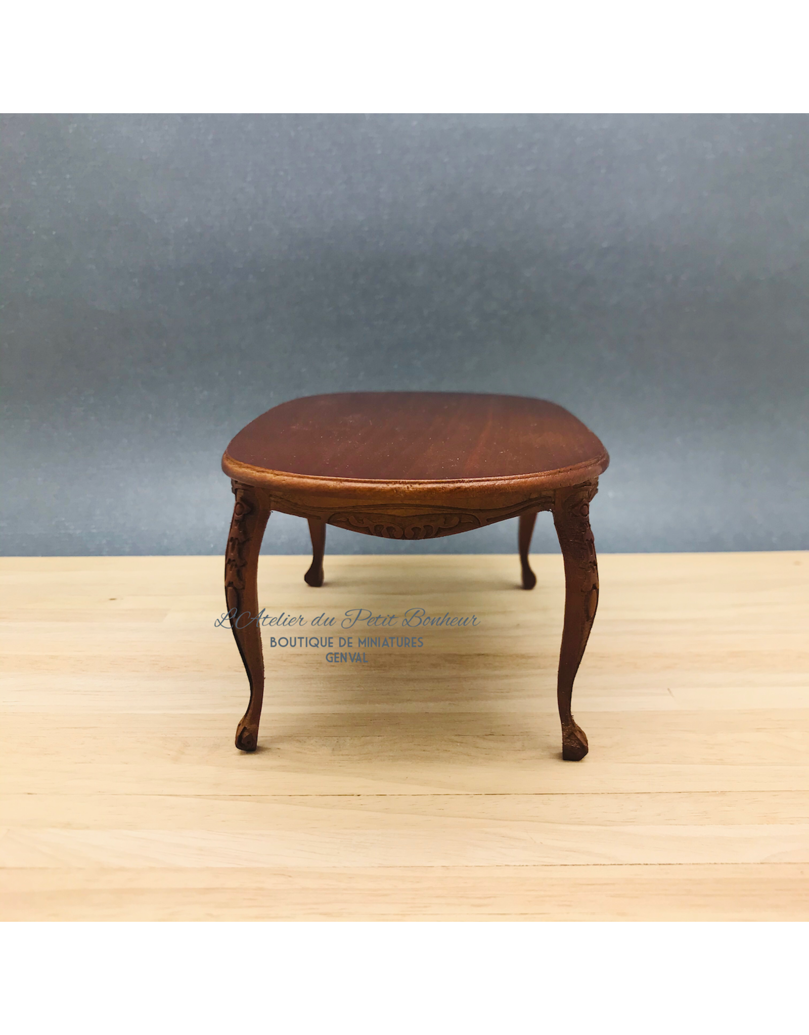Table ovale sculptée merisier miniature 1:12