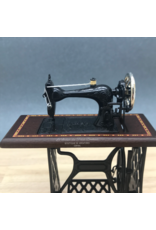 Machine à coudre sur table miniature 1:12