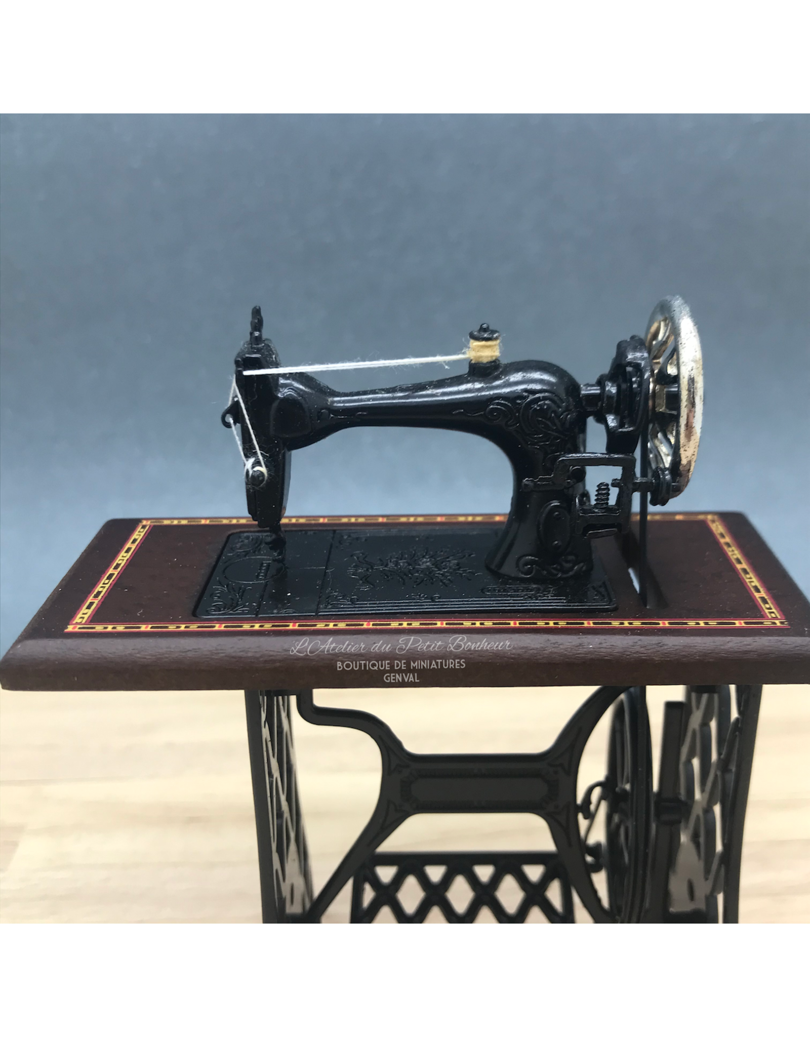Machine à coudre sur table miniature 1:12
