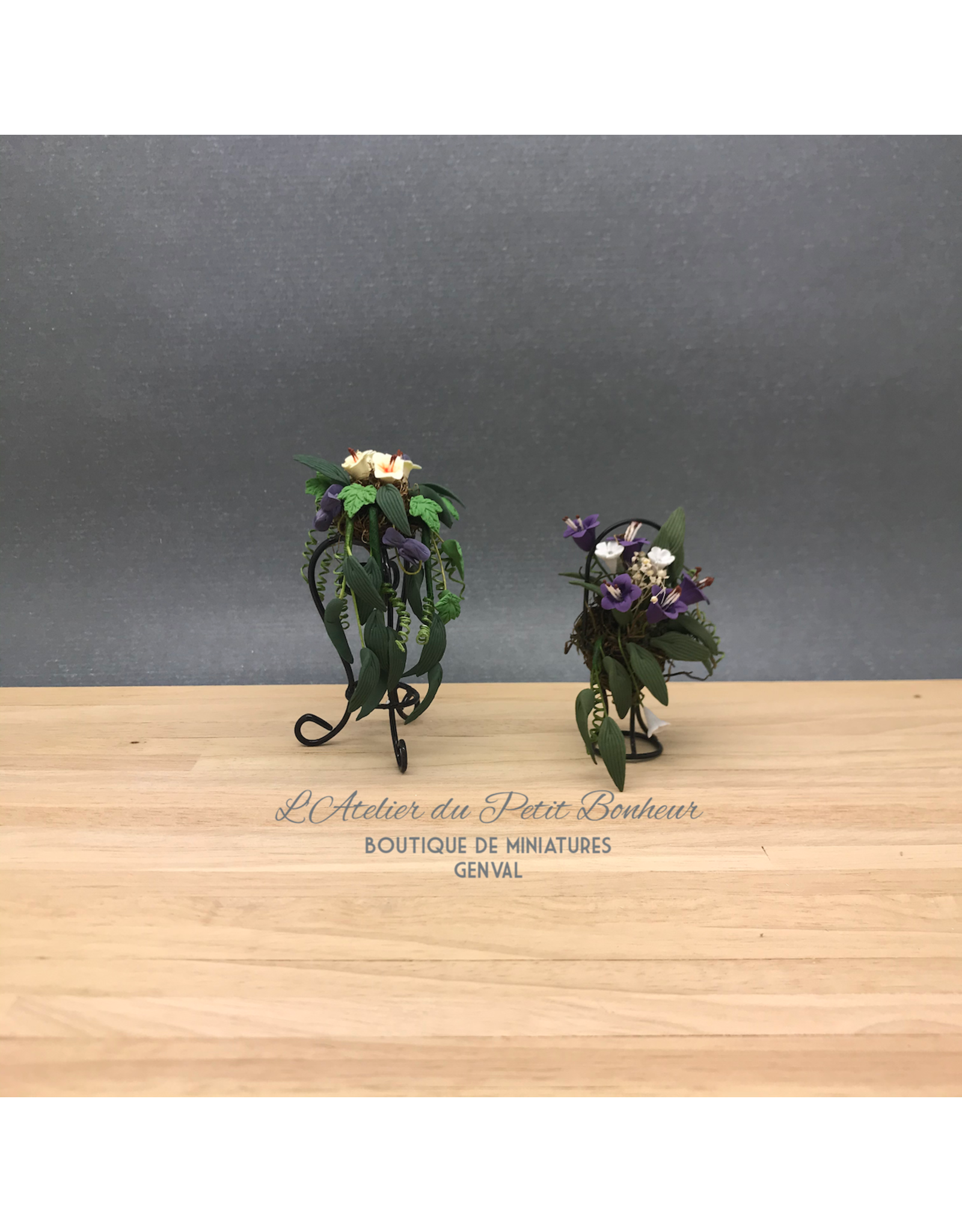 Petit arrangement floral avec support miniature 1:12