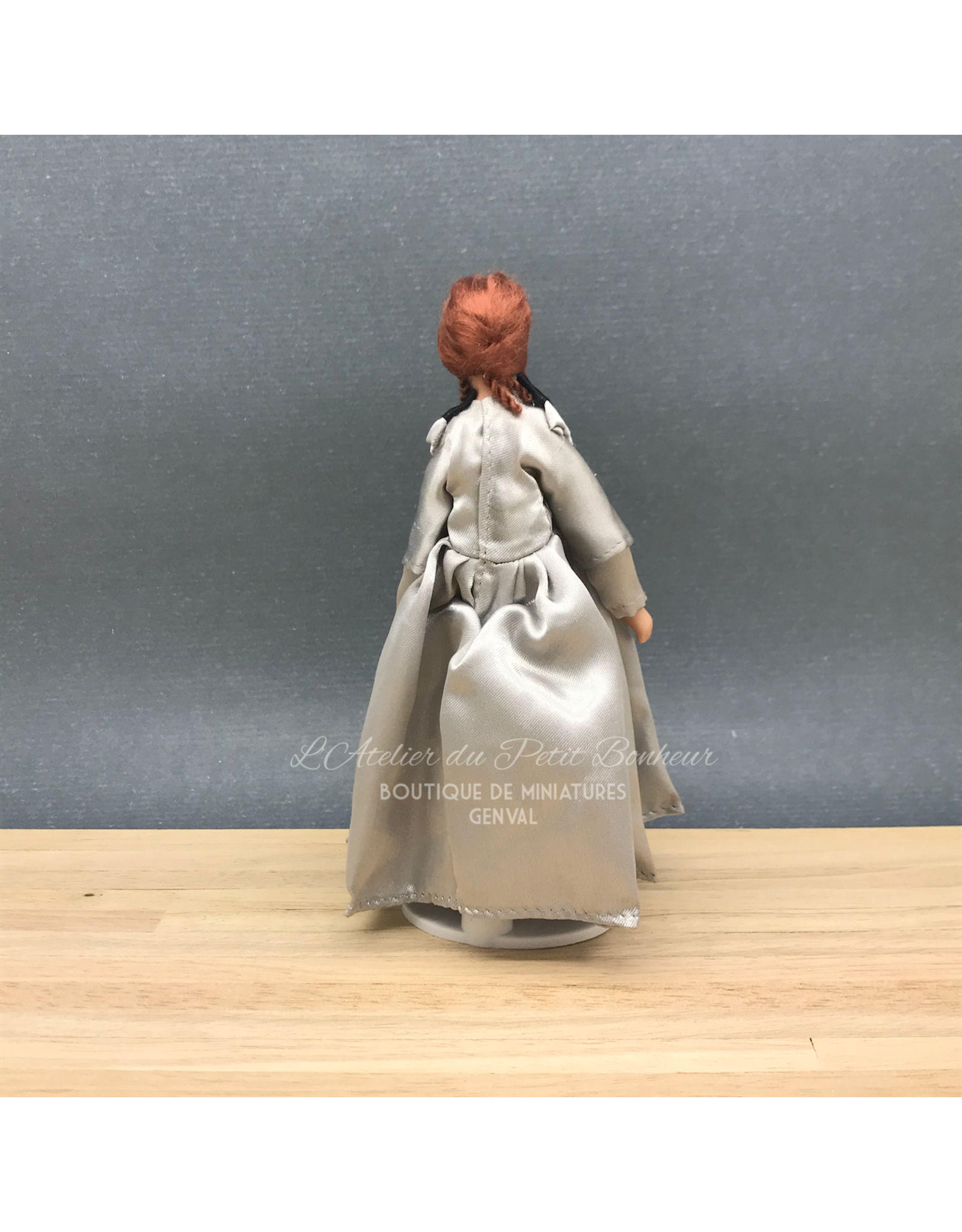 Femme, robe grise miniature 1:12