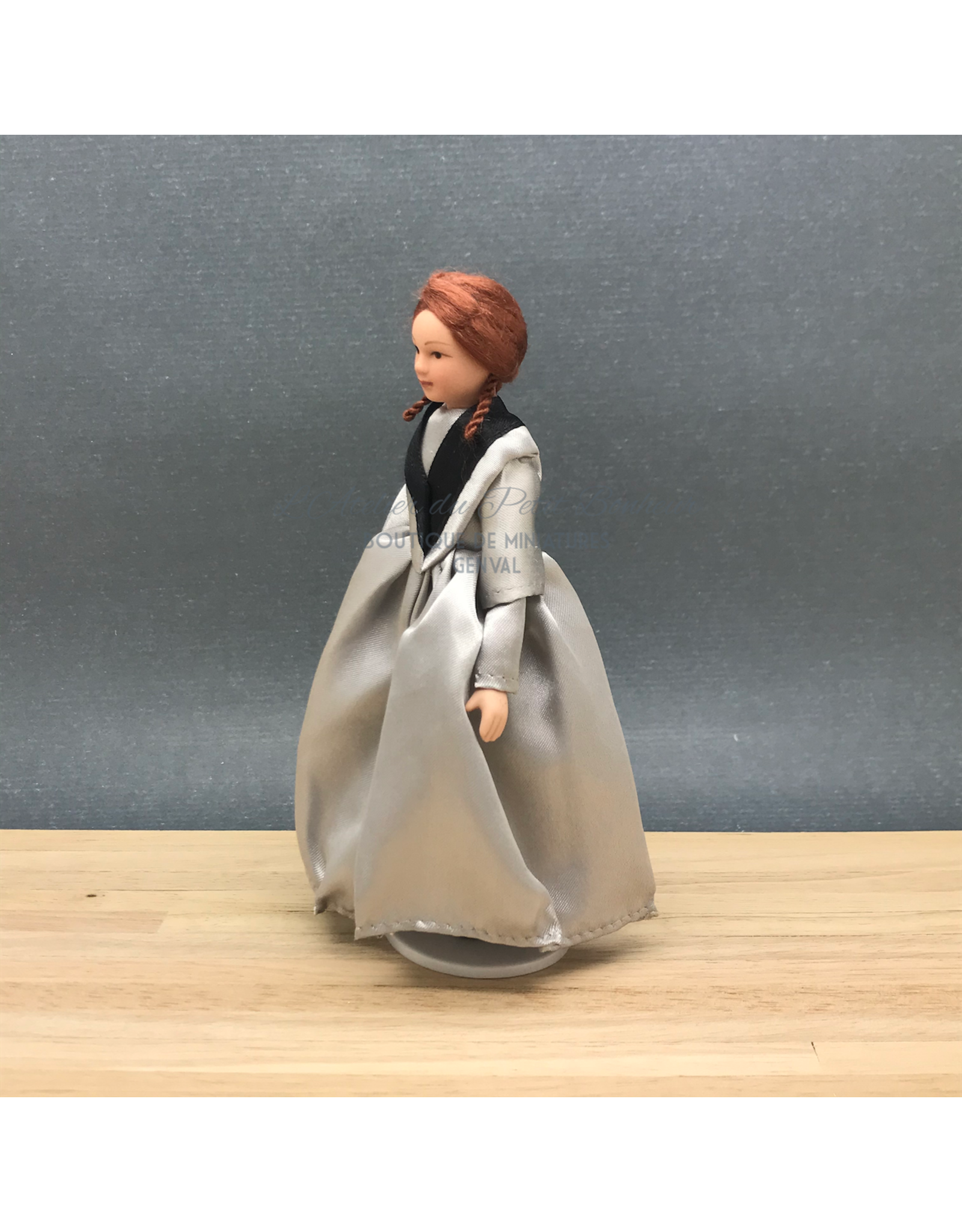 Femme, robe grise miniature 1:12