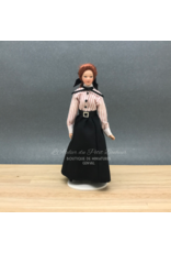 Femme, chemisier rayé, jupe noire miniature 1:12