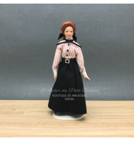 Femme, chemisier rayé, jupe noire miniature 1:12