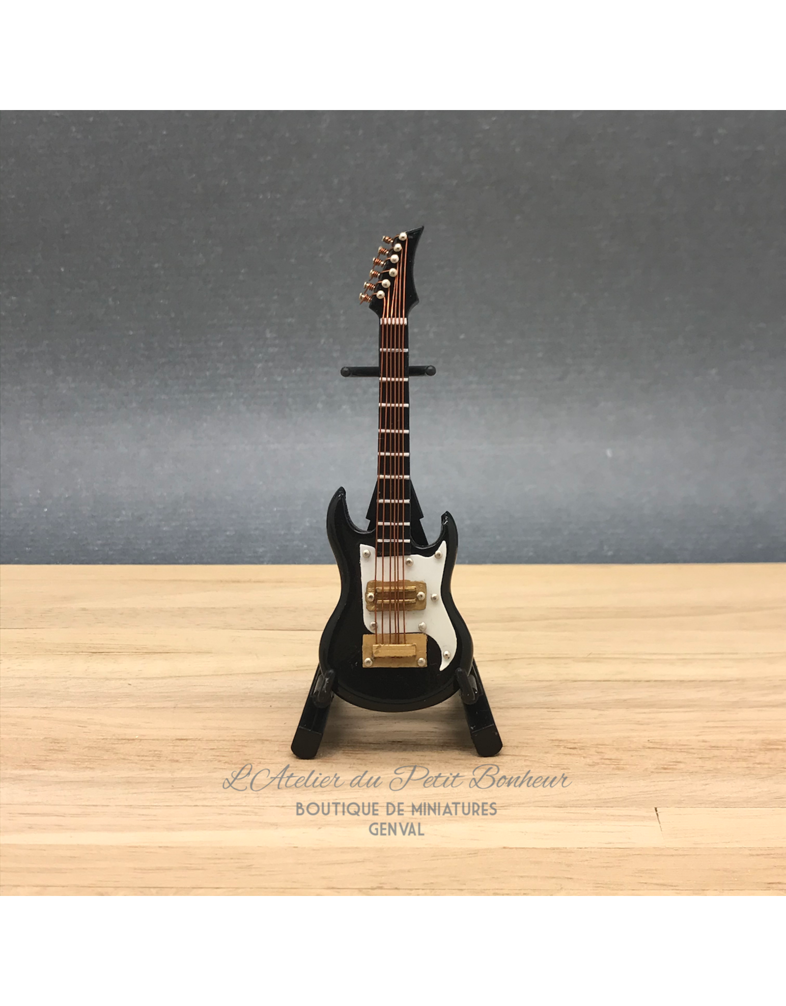 Guitare électrique noire miniature 1:12
