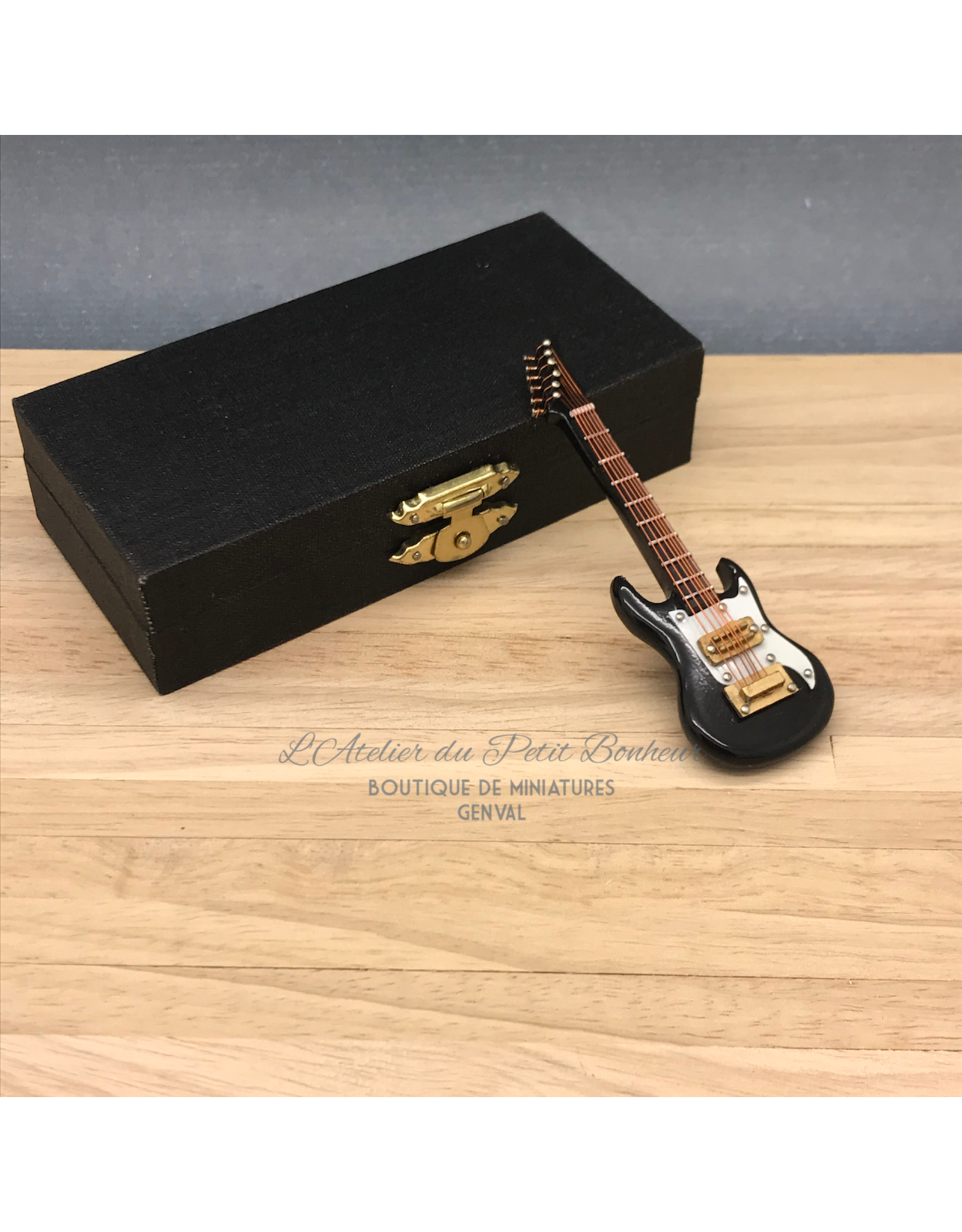 Guitare électrique noire miniature 1:12