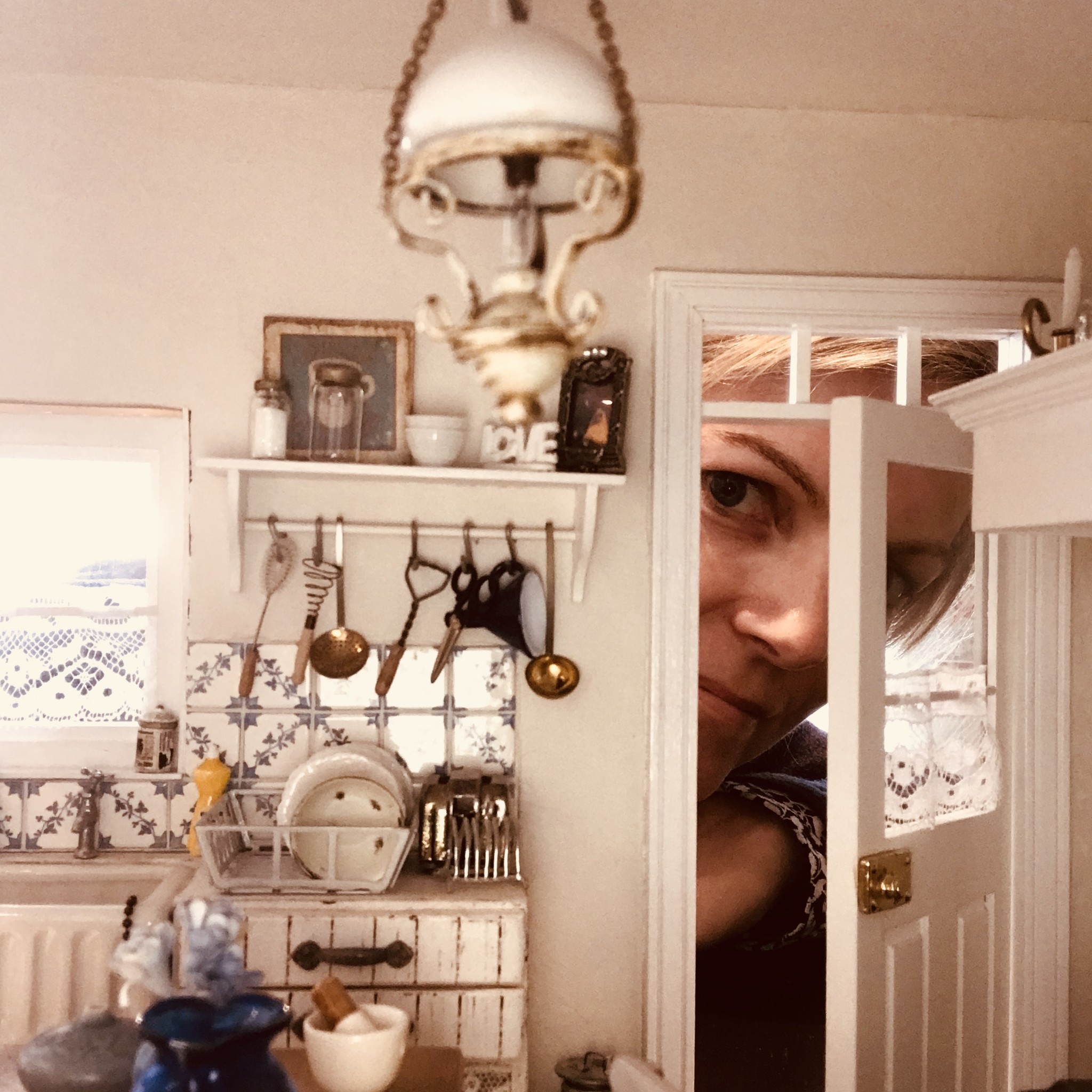 marque generique - Dollhouse En Bois Mini Maison Artisanat BRICOLAGE Modèle  Kits avec des Meubles et Accessoires de Construction À La Main Kit de Noël  Cadeaux - Poupées - Rue du Commerce