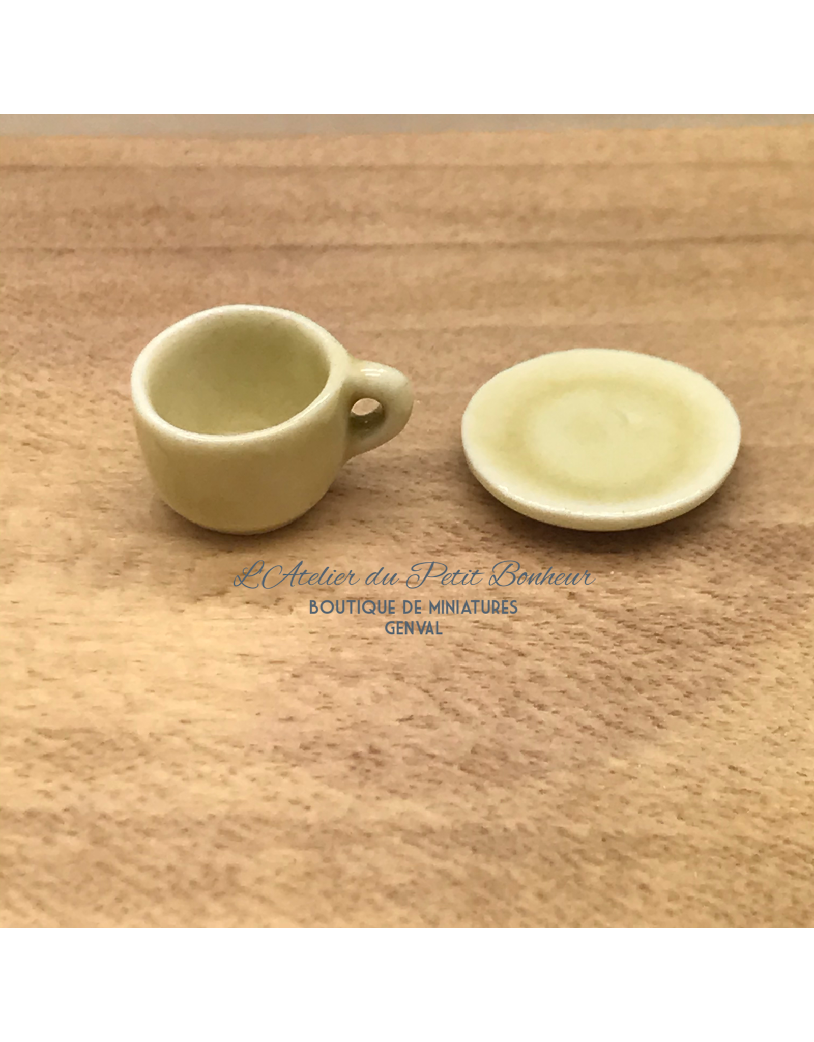 Tasse et sous-tasse beige miniatures 1:12