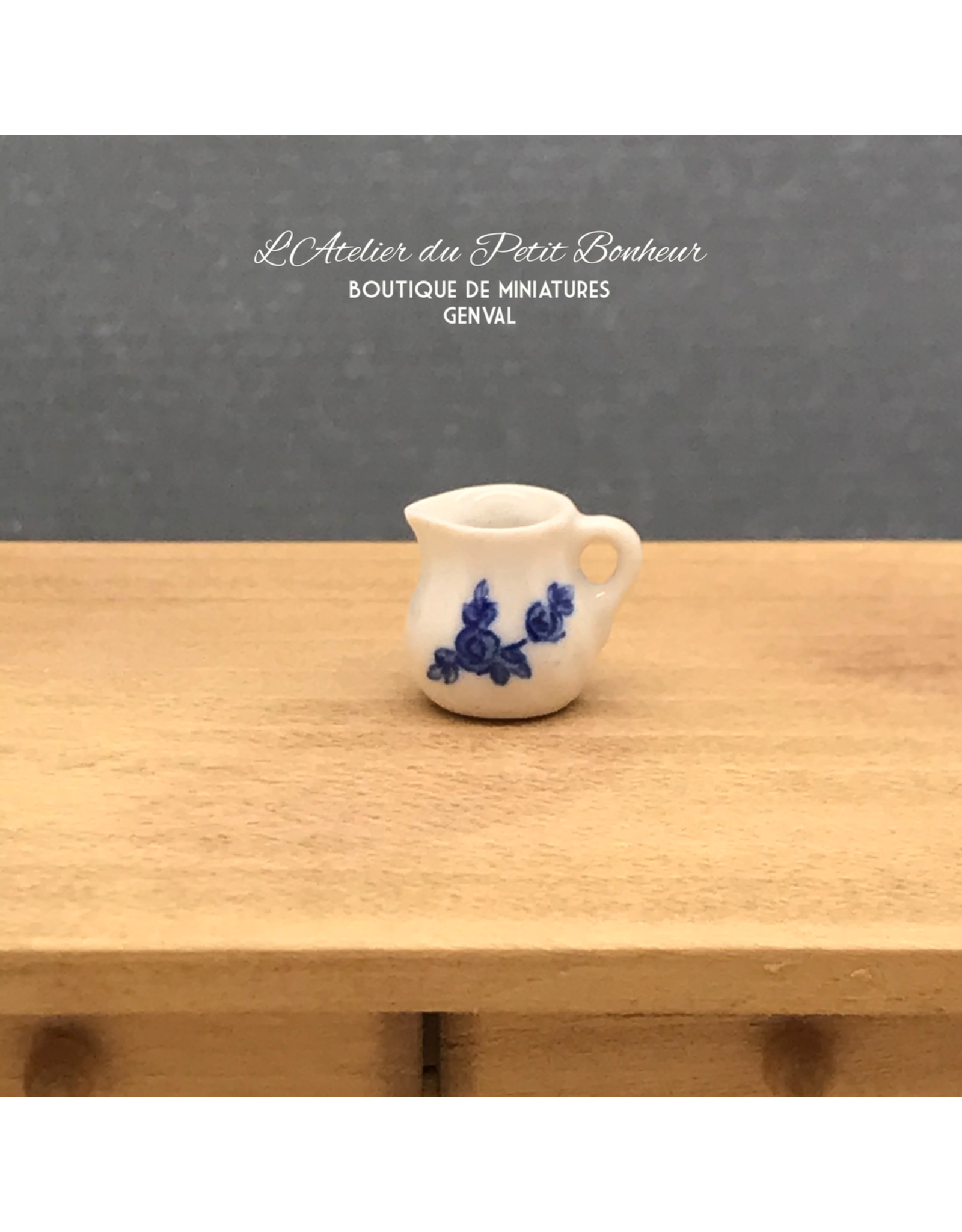 CI International Porcelain Pot à lait blanc et bleu miniature 1:12
