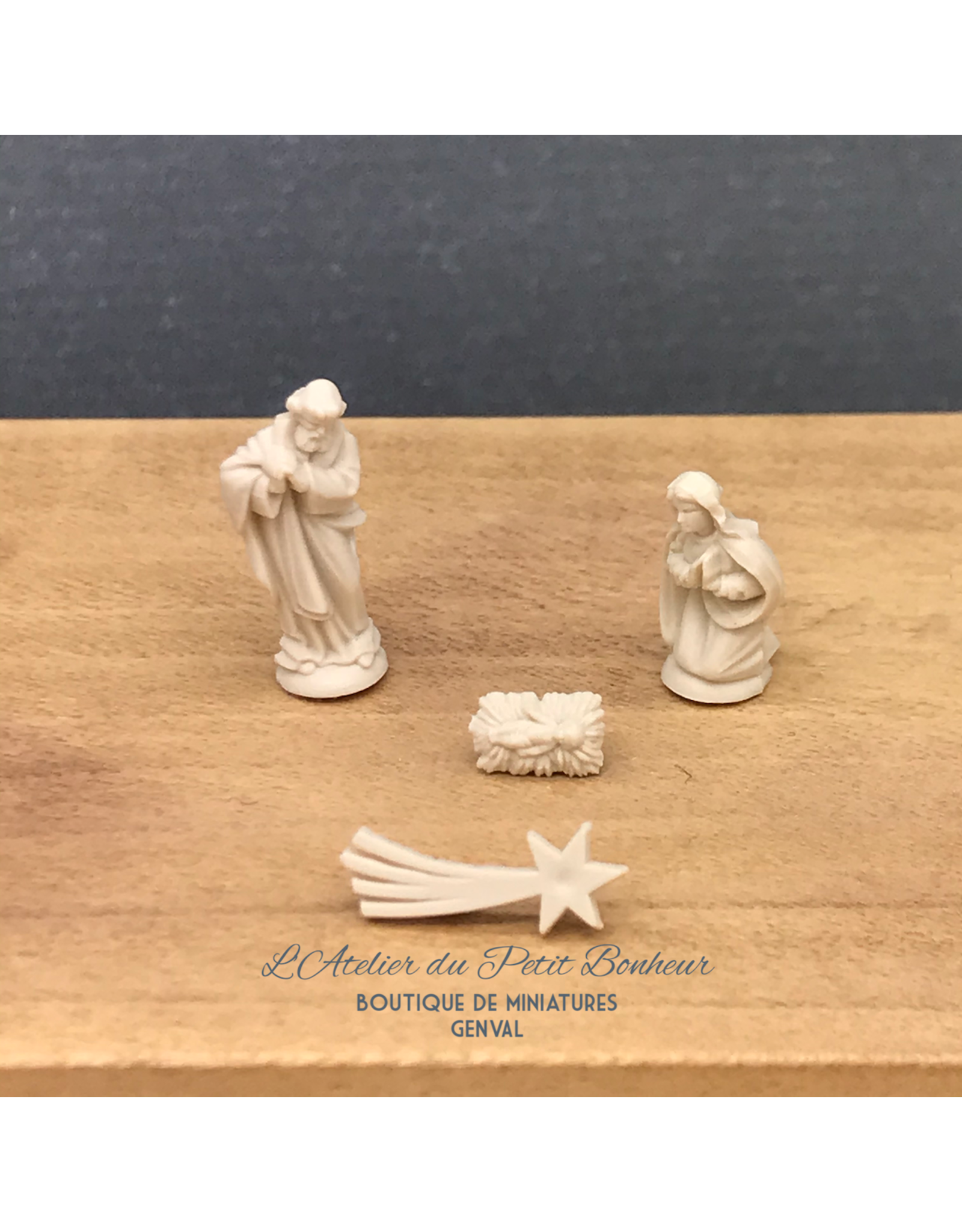 Quatre figurines de crèche miniatures 1:12