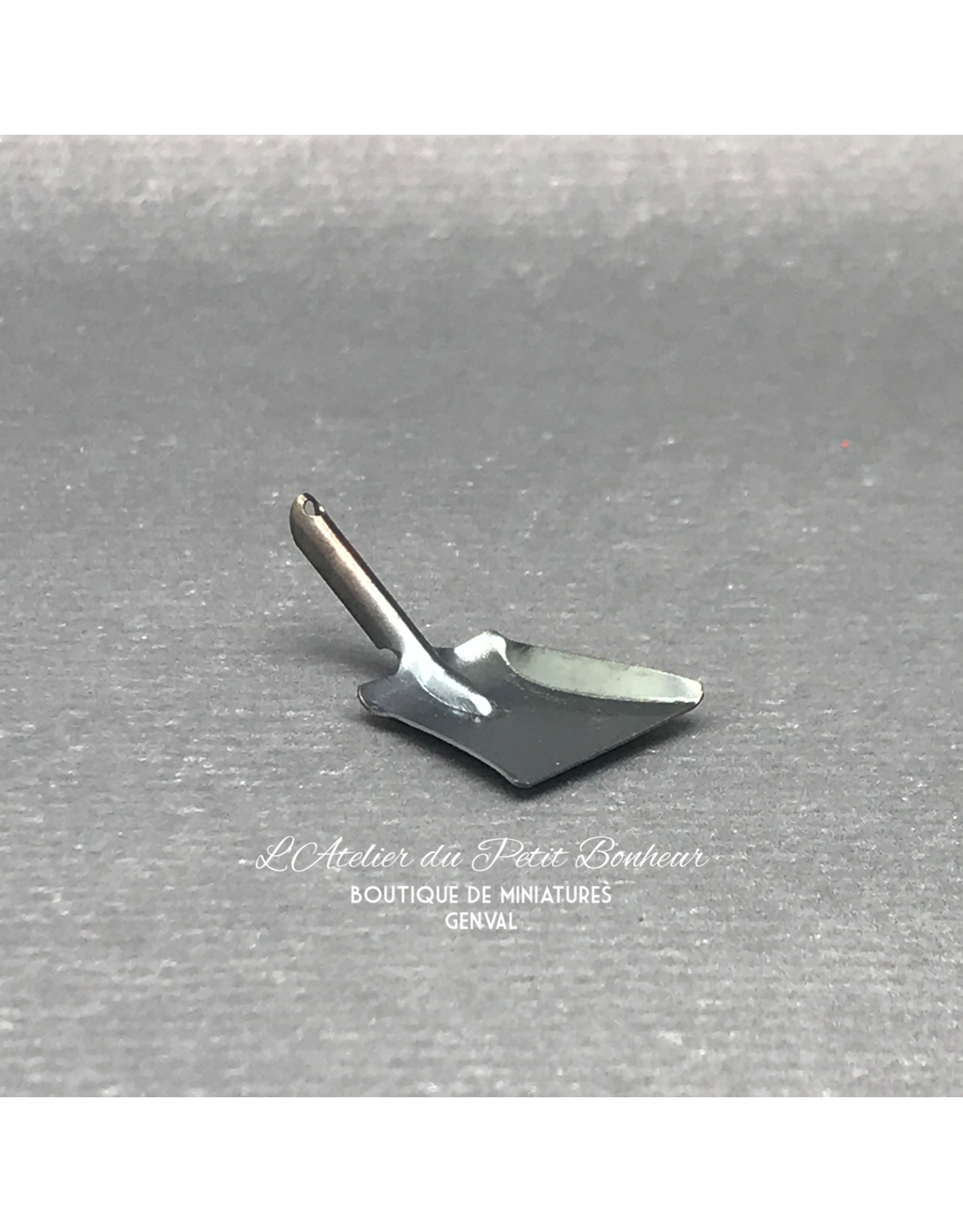 Pelle métallique noire miniature 1:12