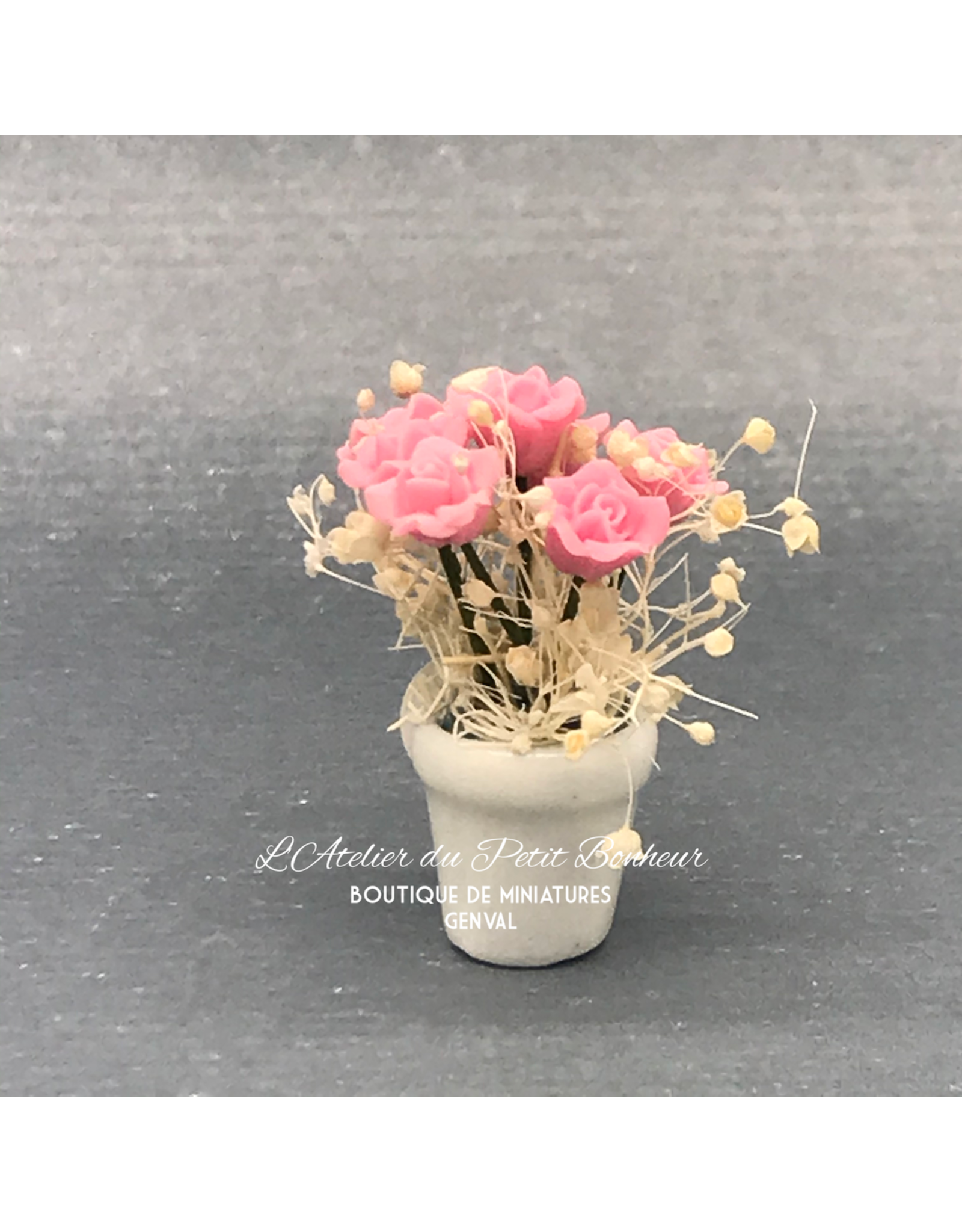 Vase blanc avec roses miniature 1:12