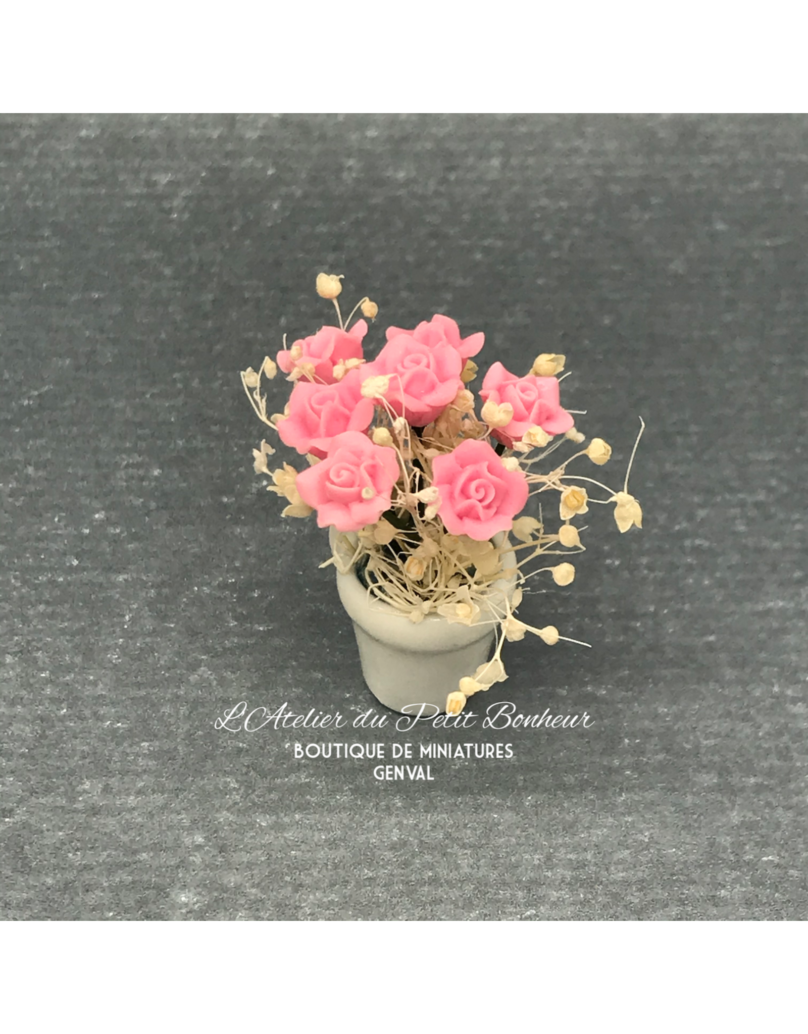Vase blanc avec roses miniature 1:12
