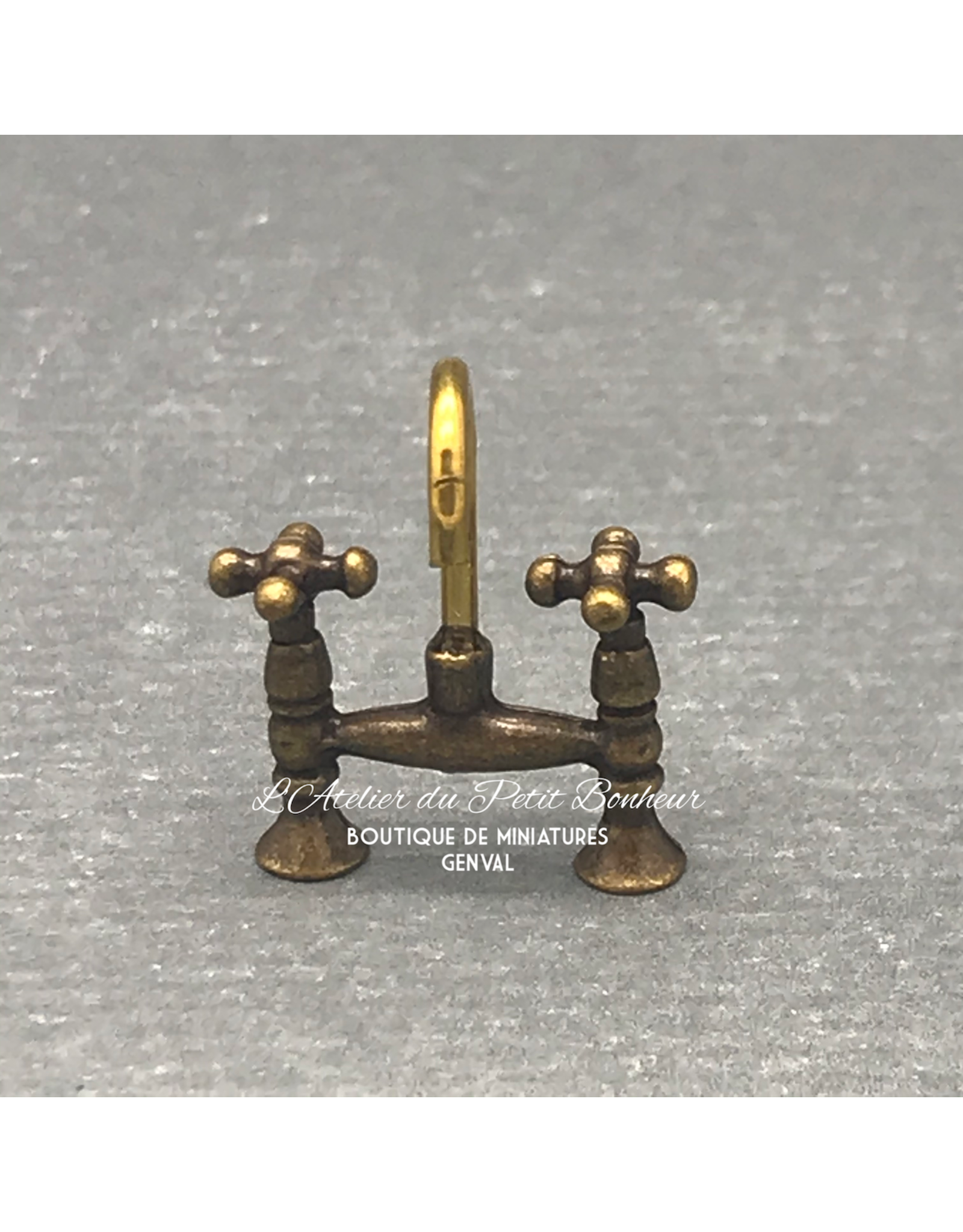 Double robinet patiné miniature 1:12