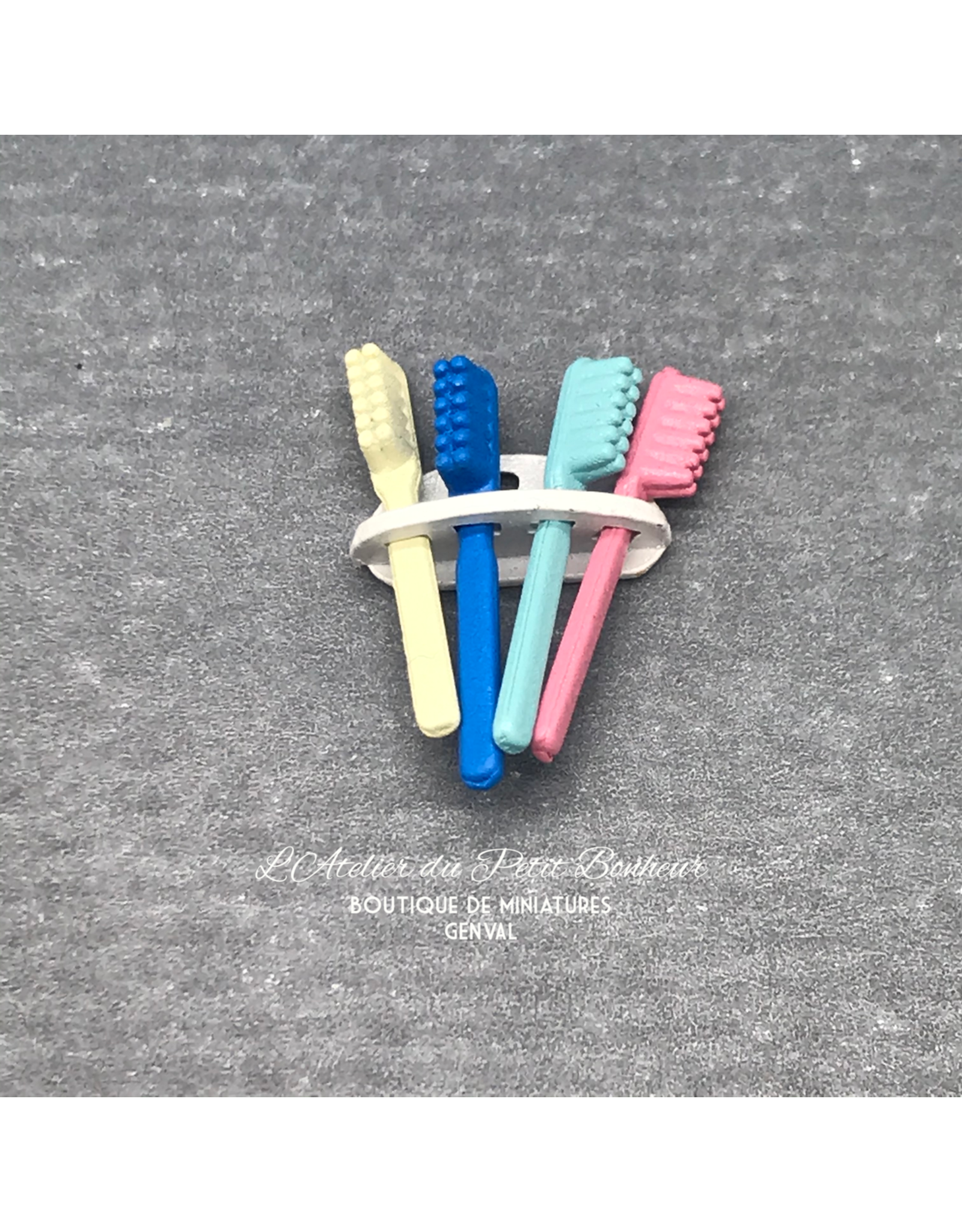 Porte brosse à dents avec quatre brosses à dents miniature 1:12