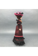Femme, robe bordeaux miniature 1:12
