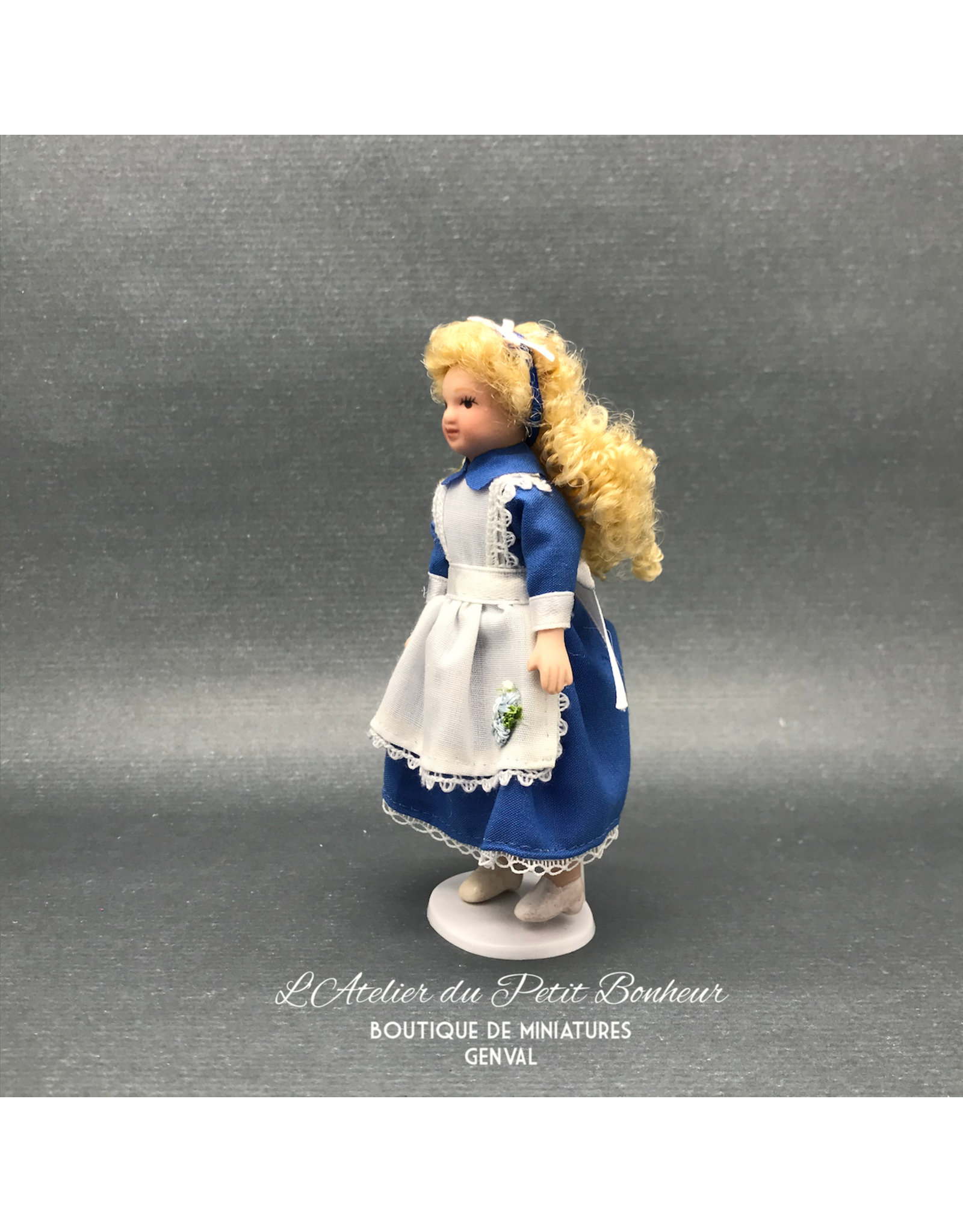 Petite fille robe bleue tablier blanc miniature 1:12