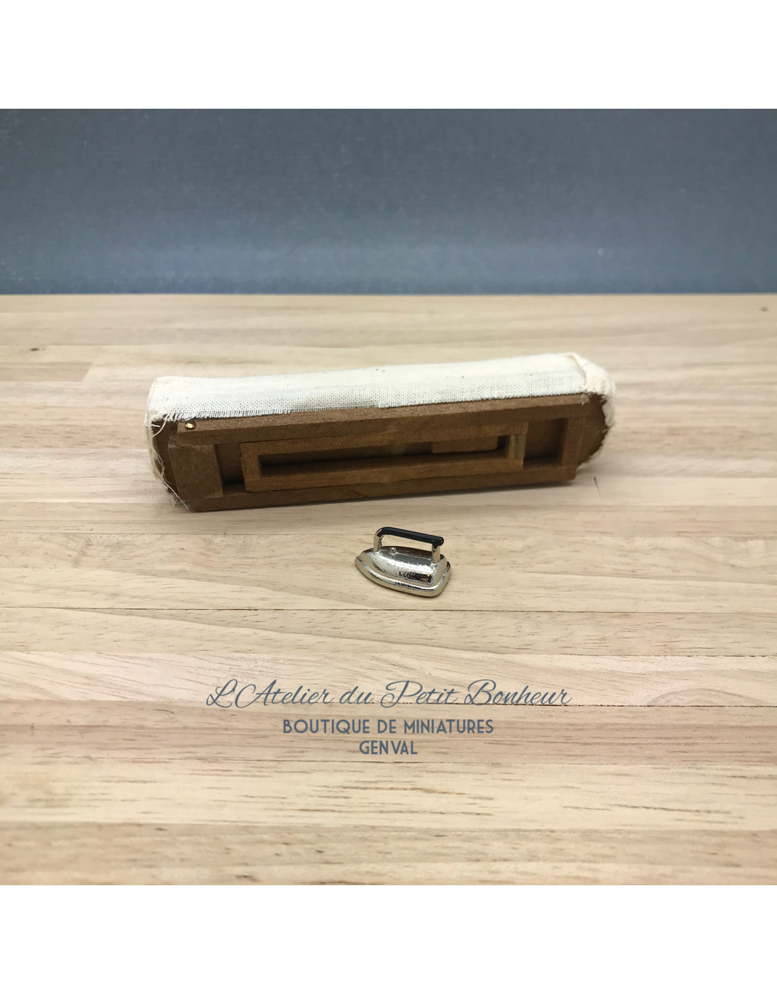 Planche à repasser avec fer miniature 1:12