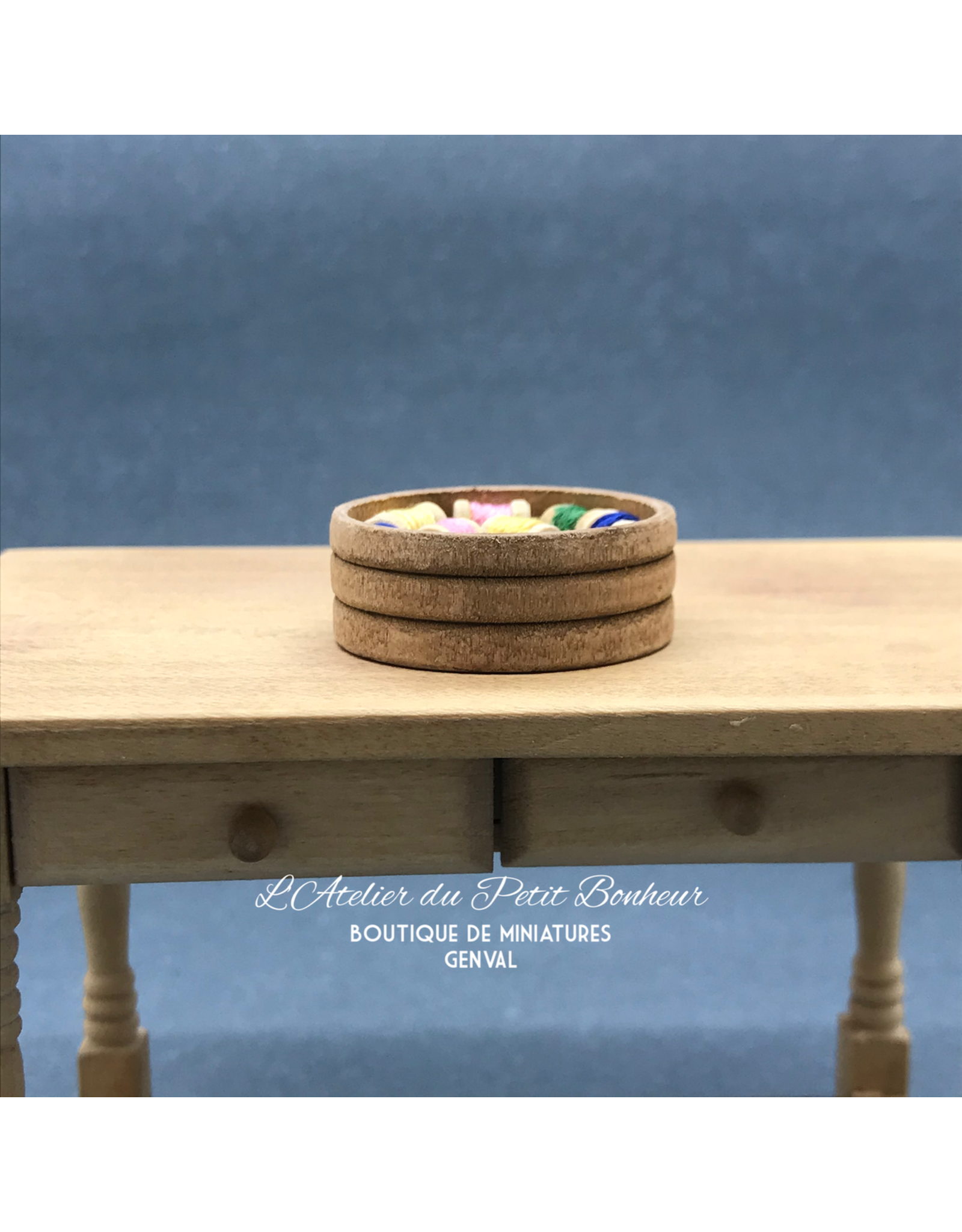 Boîte ronde avec bobines de fil miniature 1:12