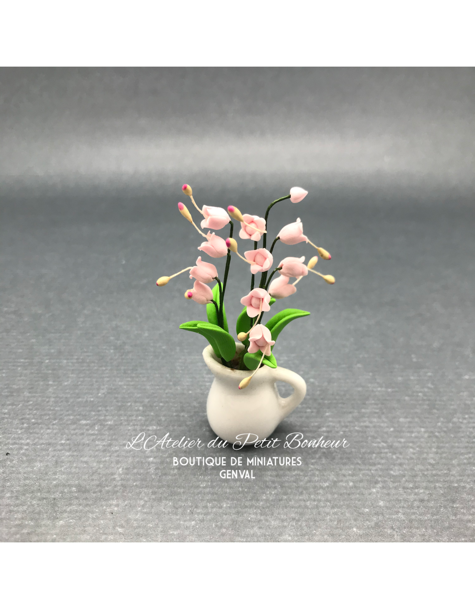 Fleurs roses dans cruche blanche miniatures 1:12