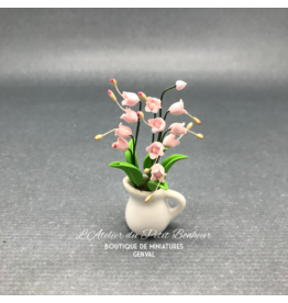 Fleurs roses dans cruche blanche miniatures 1:12