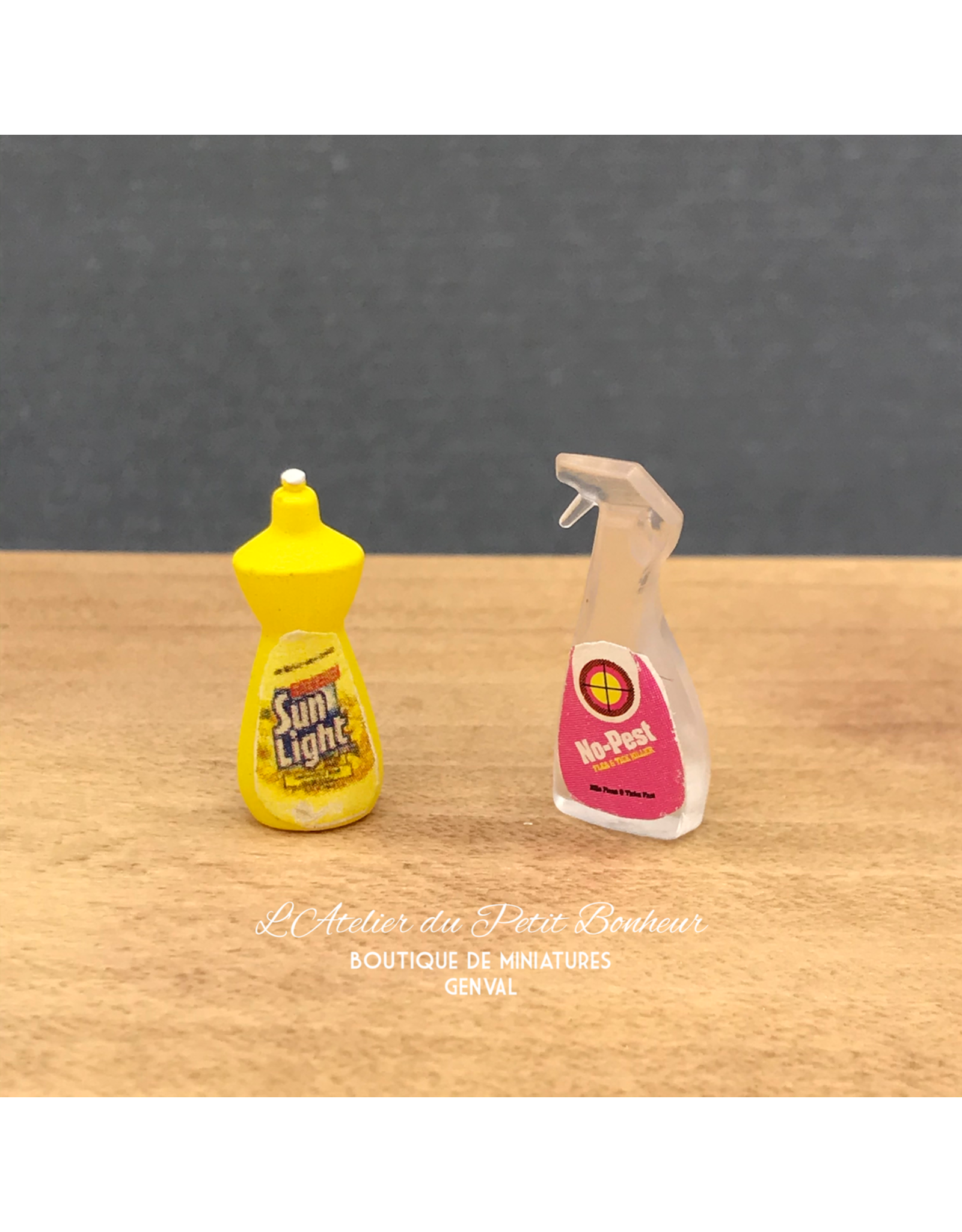 Produits d'entretien (2) miniatures 1:12