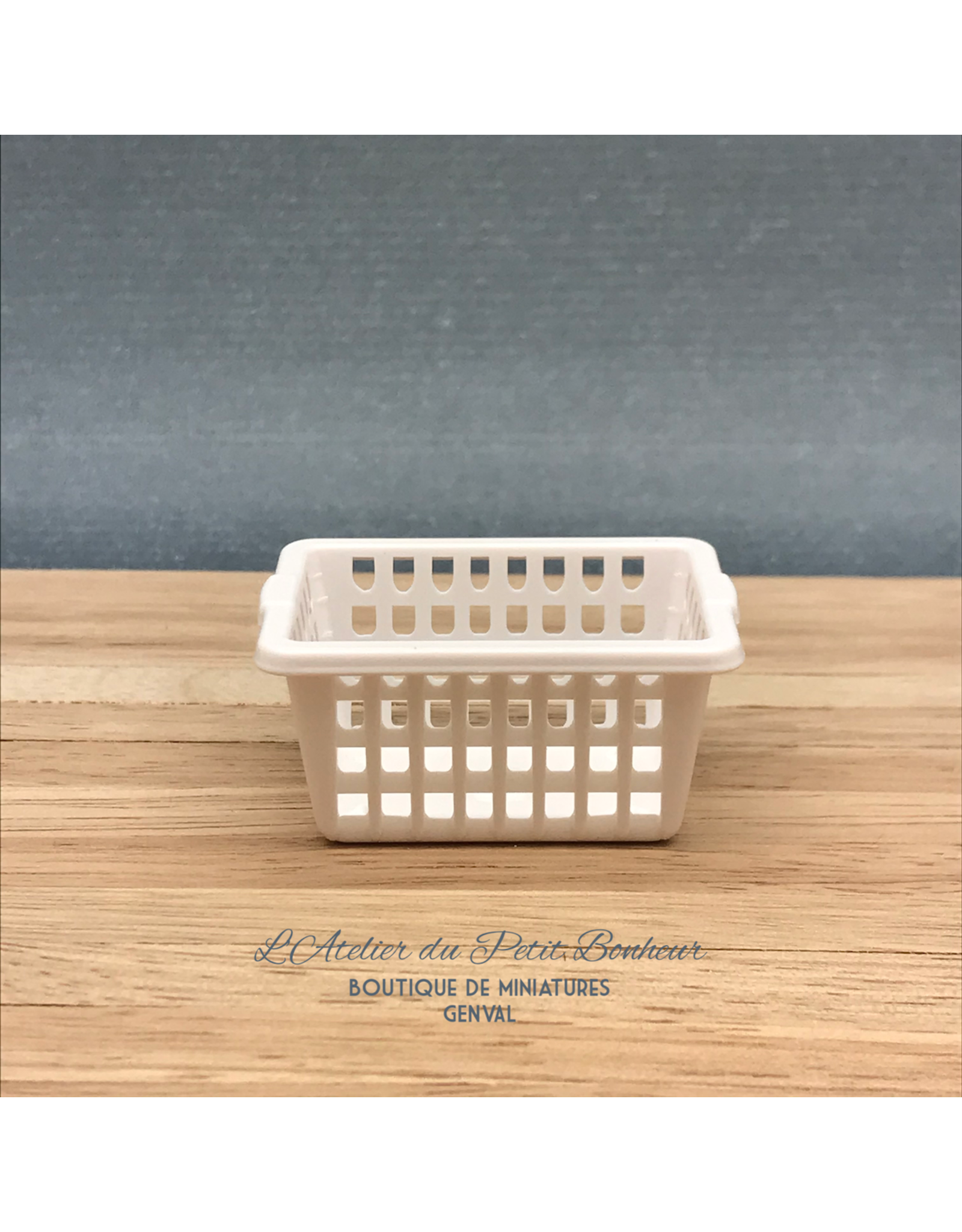 International Miniatures Manne à linge blanche en plastique miniature 1:12